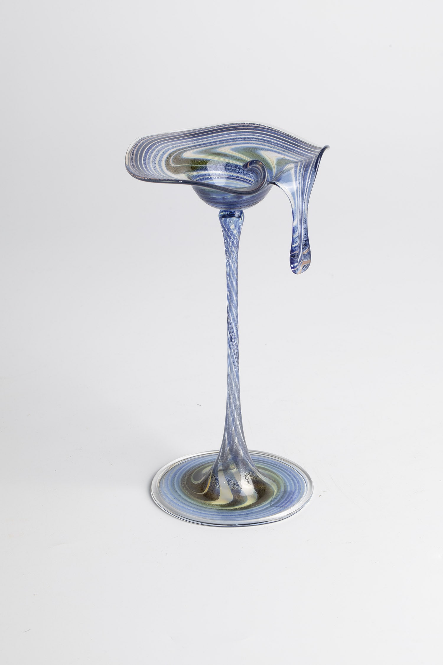 Object: Object Thomas von Koch, 1985 Soft glass, blown in front of the lamp. With color and gold foil melting. H. 20 cm.