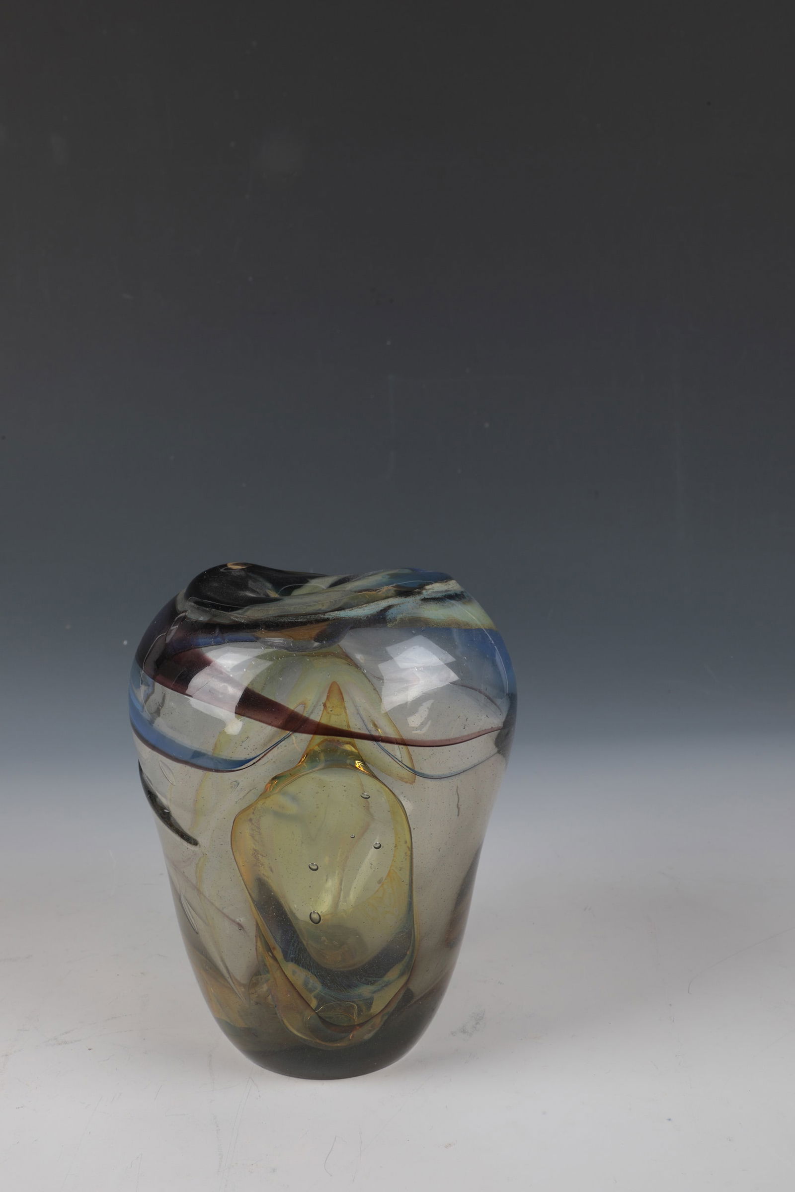 Vase: Vase Michael Boylen, Vermont, 1970s Colorless glass, polychrome color fusions in shades of yellow and brown between layers. Free-set, pressed neck made of colourless glass. Signed and numbered in