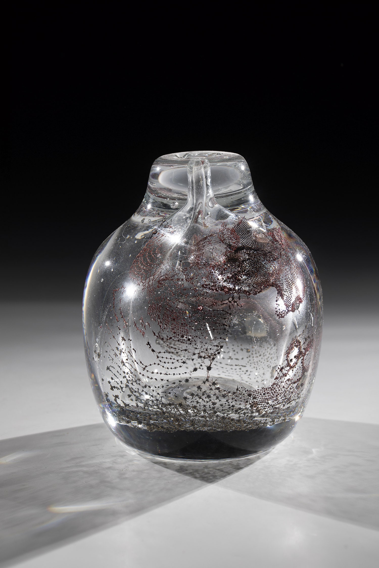 Vase: Vase Udo Edelmann, 1979 Colourless, thick-walled glass with wire and copper inclusions. Signed and dated on the underside: Edelmann 79. H. 15.8 cm.