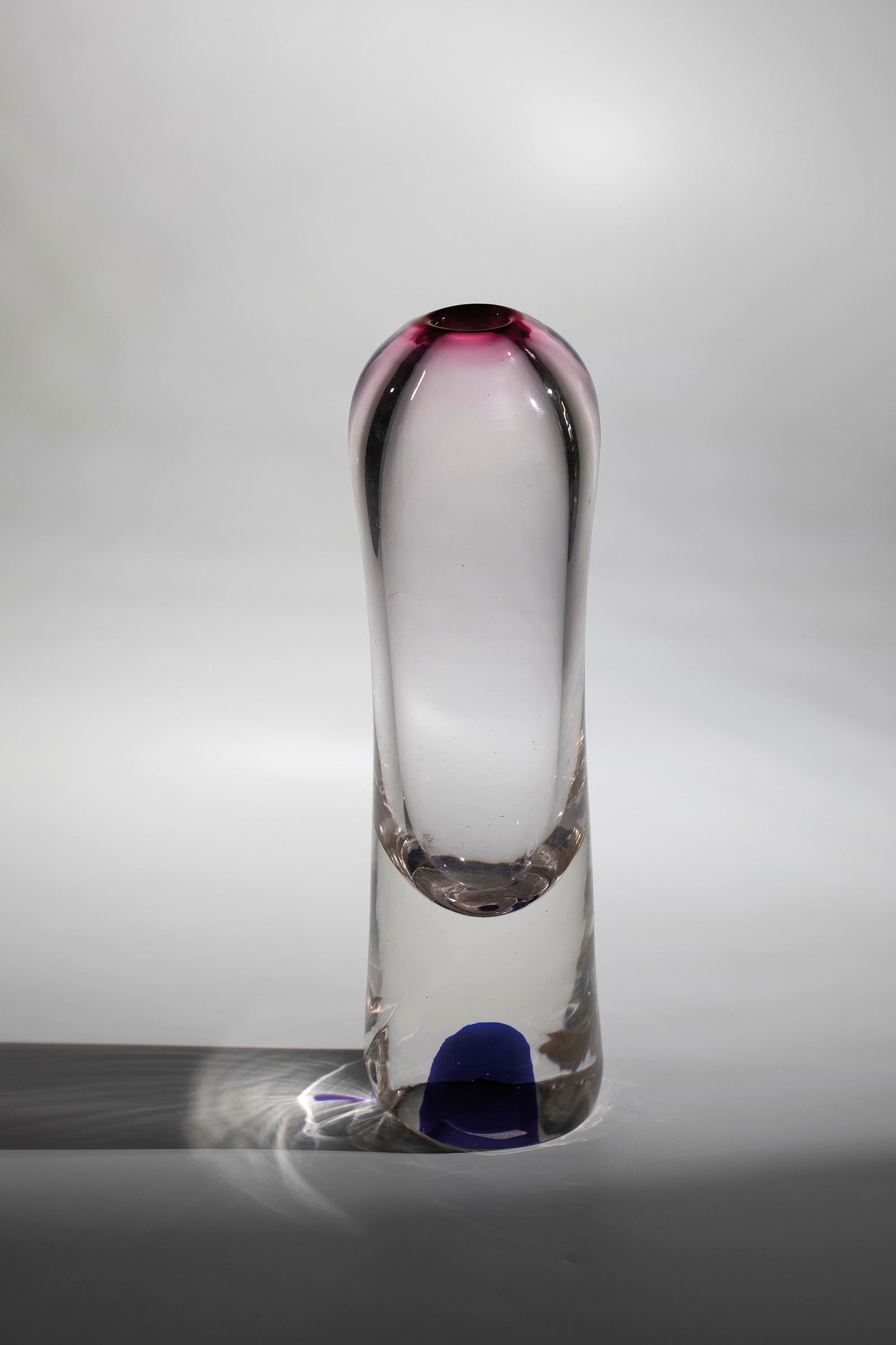 Vase: Vase Czech Republic, 2nd half of the 20th century Colourless glass with pink and dark blue enamelling. H. 27 cm. Please note that items marked with an asterisk in the catalog are subject to standard V