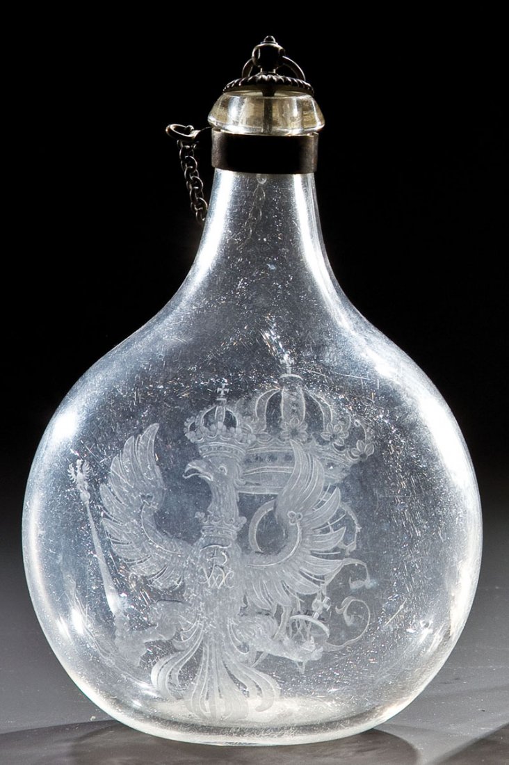 Mundkaraffine mit Monogramm von König Friedrich Wilhelm: Mundkaraffine mit Monogramm von König Friedrich Wilhelm I. von Preußen Potsdam oder Zechlin, 1720-1740 Kugelige, beidseitig etwas abgeflachte Wandung mit ausgeschliffenem Abriss und fein geschnitten