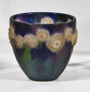 Väschen mit Rosen: Väschen mit Rosen Gabriel Argy-Rousseau, Paris, 1921 Pâte de verre in Farblos, Violett, Grün, und Blau, formgeschmolzen. Auf der Wandung kräftig reliefierter Dekor: Kranz aus Rosenblüten sowie ve