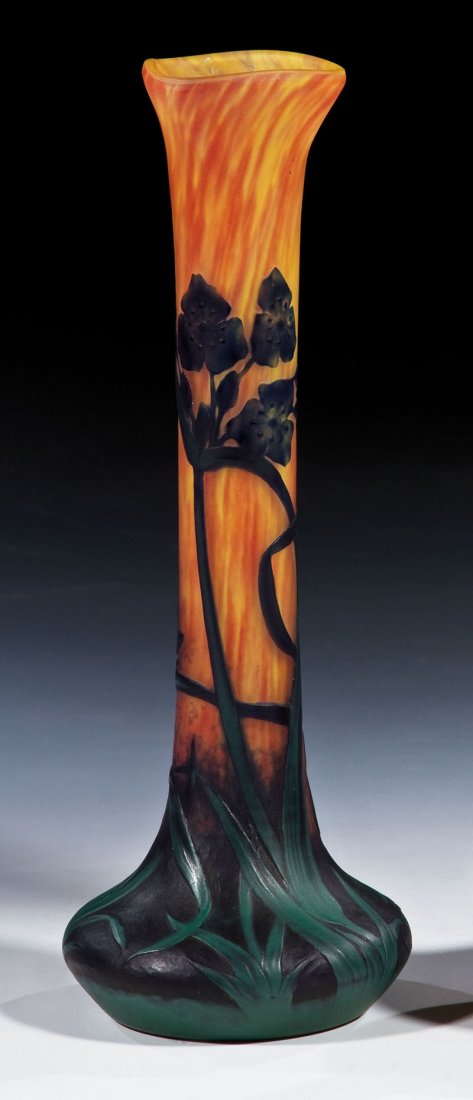 Langhalsvase mit Dreimasterblume: Langhalsvase mit Dreimasterblume Daum Frères, Nancy, um 1910 Farbloses Glas mit eingeschmolzenem Pulver in Gelb, Rot und Orange sowie kobaltblauem und türkisfarbenem Überfang. Umlaufend reliefiert 