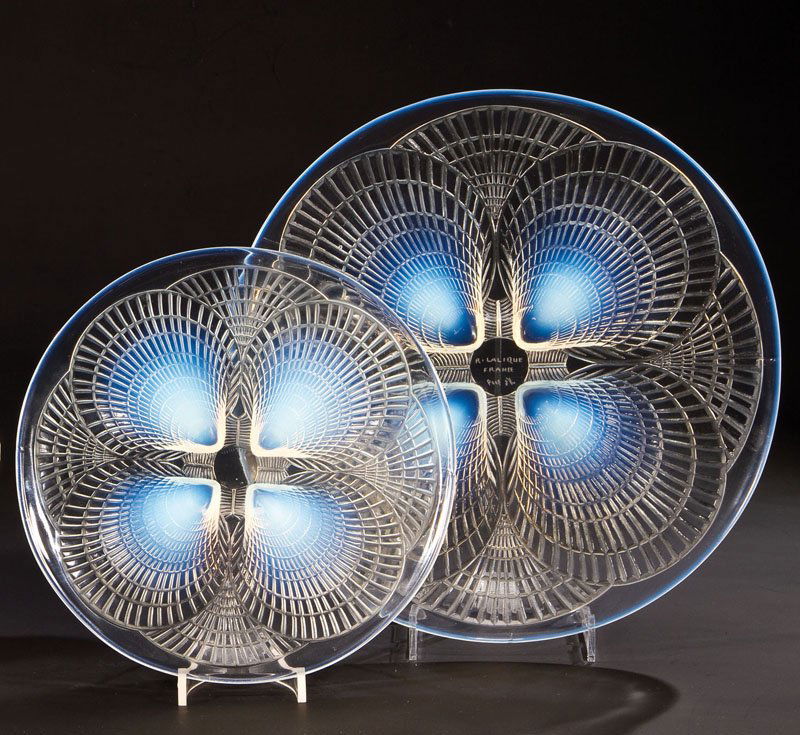 Zwei Teller ''Coquilles No. 1 & No. 3'': Zwei Teller ''Coquilles No. 1 & No. 3'' René Lalique, Wingen-sur-Moder, 1924 Farbloses, partiell opalisierendes Glas, in die Form gepresst, durch Politur nachveredelt. Ornamentaler Reliefdekor. Boden