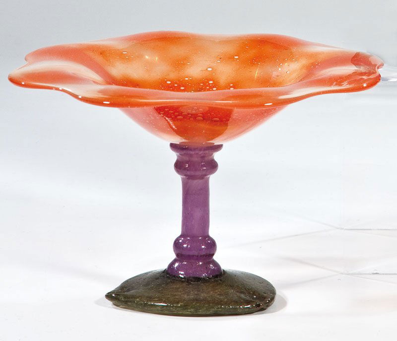 Kleine Fußschale: Kleine Fußschale Bezeichnet ''G. Argy-Rousseau'' In der Art der ''Coupe Bijou'' von Schneider gearbeitet. Dreieckiger Fuß mit grüner und schwarzer, Schaft mit violetter Pulveraufschmelzung sowie fl