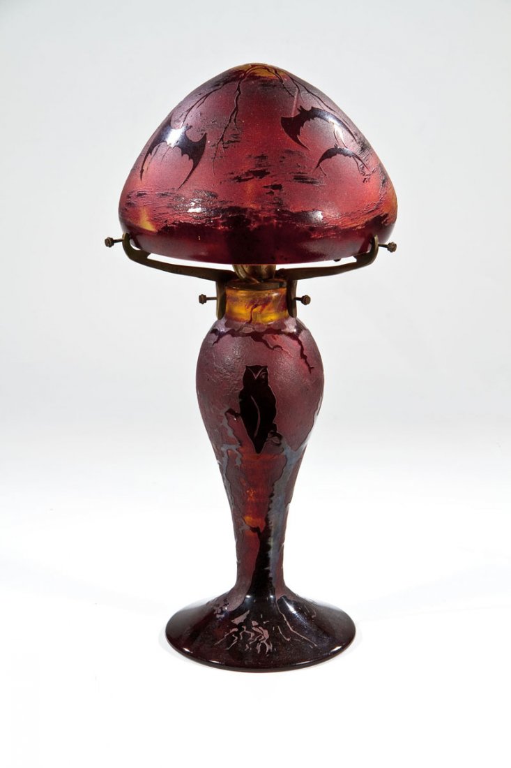 Tischlampe mit Fledermäusen: Tischlampe mit Fledermäusen Bendor, Marseille/Bouches de Rhône und Le Castelet, um 1970 Farbloses Glas, innen gelb unterfangen, außen rot überfangen. Umlaufend Ätzdekor: Knorriger Baum mit Eule s