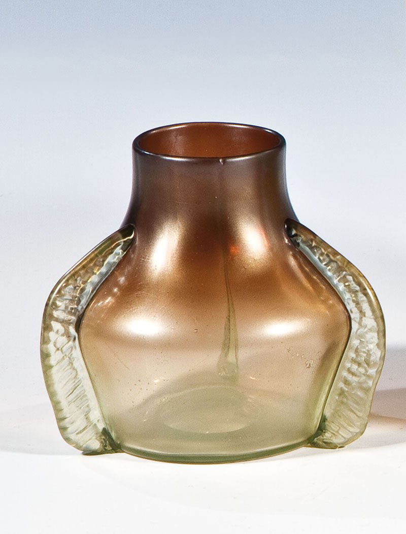 Kleine Vase ''Pensée verlaufend'': Kleine Vase ''Pensée verlaufend'' Arno Richter (Formentwurf zugeschrieben), Loetz Wwe., Klostermühle, um 1902 Farbloses Glas, rauchfarben verlaufend überfangen mit drei angesetzten, gekniffenen Fl�