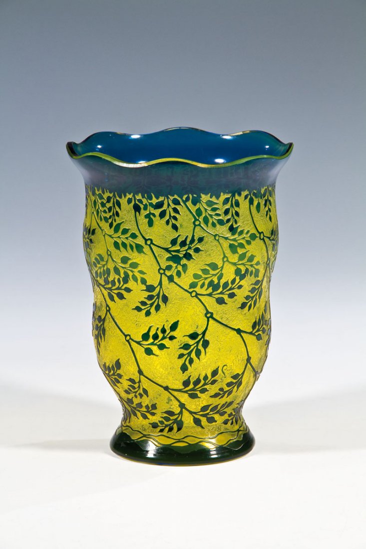 Vase: Vase Loetz Wwe., Klostermühle, 1920er Jahre Farbloses Glas, gelb unterfangen sowie blau überfangen. Umlaufend reliefert geätzter Dekor: stilisiertes Blattwerk. Auf der Wandung in Reliefätzung bez.