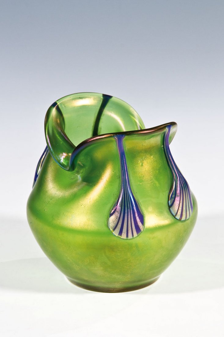 Vase mit tropfenförmigen Auflagen: Vase mit tropfenförmigen Auflagen Loetz Wwe., Klostermühle, um 1901 Grünes Glas. Vier tropfenförmige Auflagen aus dunkelblauem Glas mit silbergelben Streifen. Modelgeblasen und geformt, Mündung z