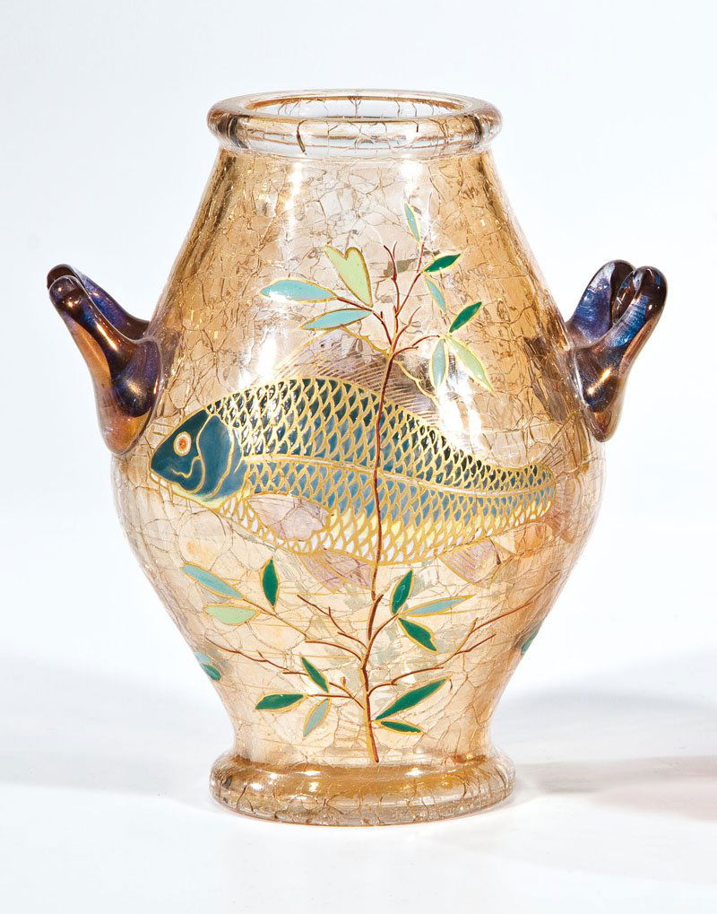 Zierhenkelvase mit Unterwasserdekor: Zierhenkelvase mit Unterwasserdekor Fritz Heckert, Petersdorf, um 1900 Farbloses, kräftig craqueliertes Glas mit buntem Opakemaildekor: Fische mit Unterwasserflora. Konturen- und Binnenzeichnung in P