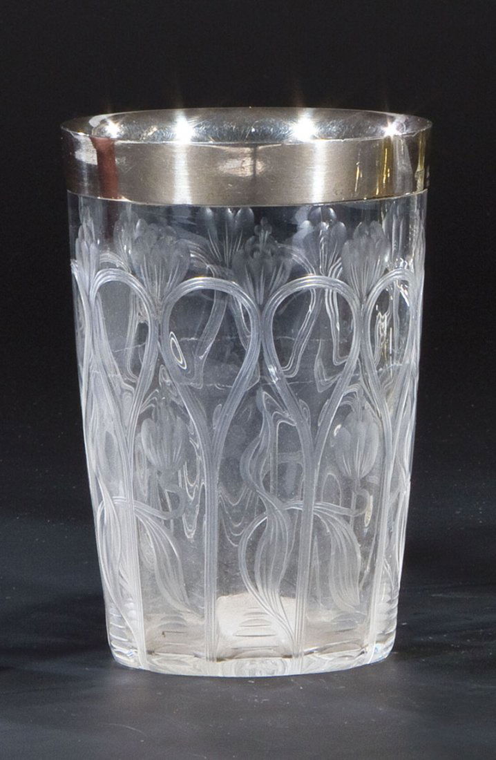Becher mit Silbermontierung: Becher mit Silbermontierung Thomas Webb & Sons, Dennis Hall bei Stourbridge/Worcestershire, 1903 Farbloses Glas mit teils geblänktem, zehnfach wiederholtem Gravurdekor: Pflanzenstilisation und Orname