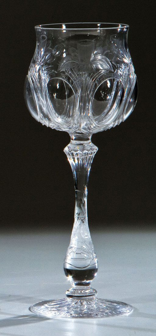 Weinglas: Weinglas Thomas Webb & Sons, Dennis Hall bei Stourbridge / Worcestershire, 1920er Jahre Farbloses Glas. Tellerfuß mit Schälschliff-Rosette und Punkt-Bordüre, am Ansatz verdickter Schaft mit geschni