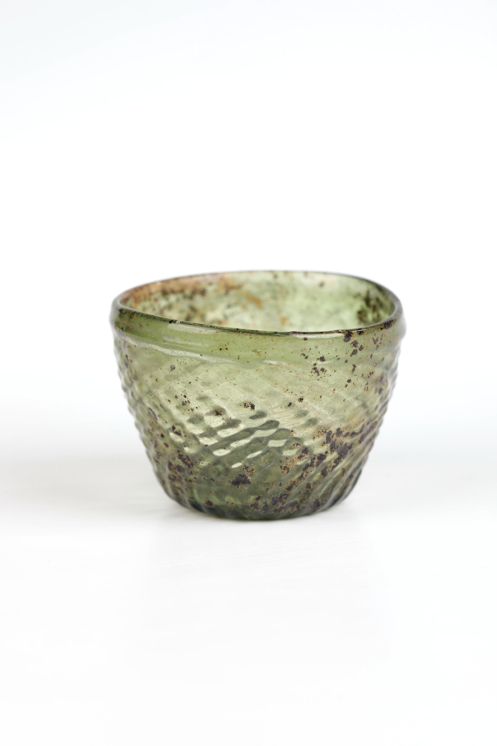 Maigelein: Maigelein, Germany, E. 15th / A. 16th century. Green glass with a high-cut bottom and demolition. Slightly bulbous wall with diagonally crossed ribs. H. 5 cm Cf. lit.: Reine Formalache, Sammlung