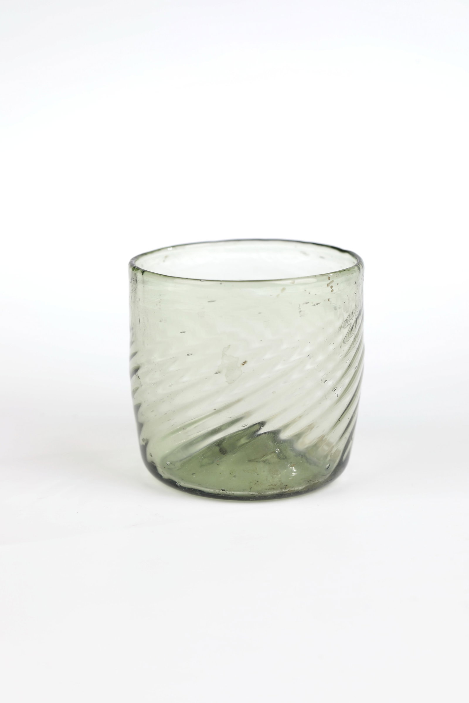 Rib cup: Ribbed cup, Germany, 1st half of the 16th century: Light green, oblique optically blown glass with fine coal inclusions and bubbles. Raised floor with demolition. h. 5.8 cm Cf. lit.: Form, Color,