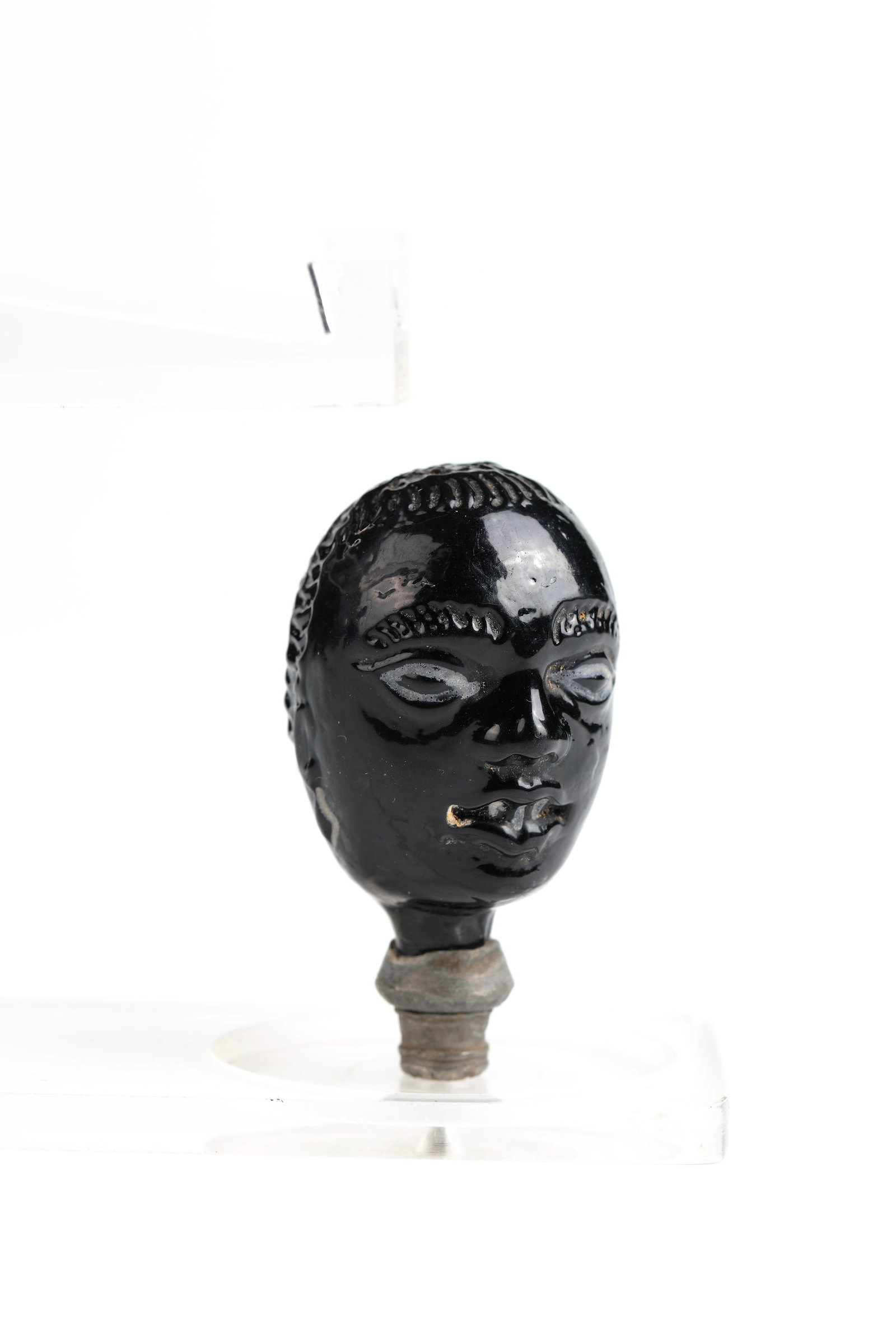 Rare bottle with screw cap made of pewter: Rare flacon with screw cap made of pewter France, Orleans, Bernard Perrot, late 17th century Black, model-blown glass in the shape of a Moor's head, partially with white enamel painting. H. 7 cm Cf.