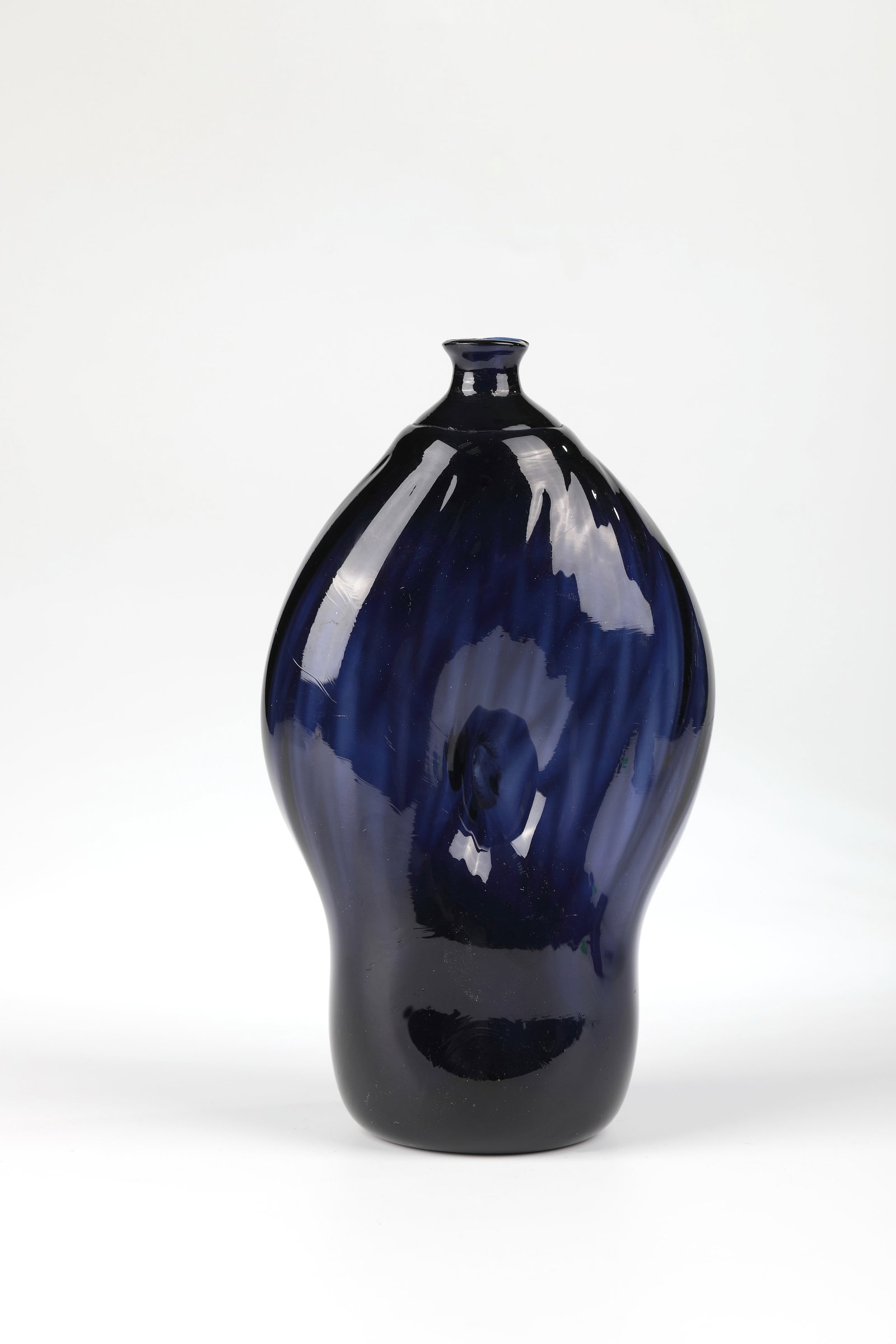 Umbilical bottle: Umbilical bottle Alpine 18th century Cobalt blue, oblique optically blown glass. Raised floor with demolition. Body flattened on both sides with pierced navel. Protruding muzzle rim. H. 25.5 cm