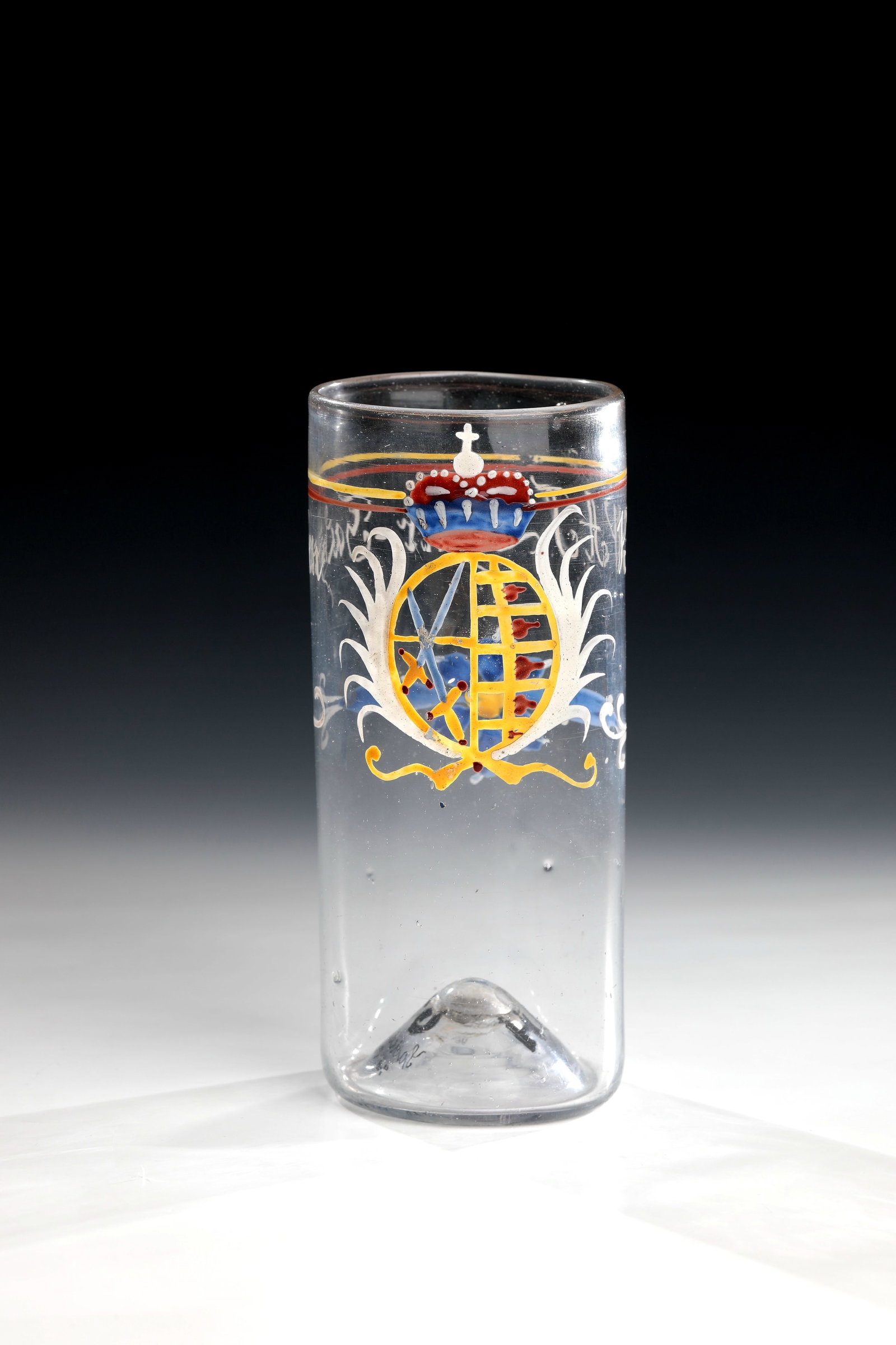 Tankard with Electoral Saxon coat of arms.: Tankard with Electoral Saxon coat of arms. Saxony, 2 H. 18th century Colourless glass with tear-off. Raised floor with inscription ''HL 62 Saxony 18th century''. Frontal on the cylindrical wall in pol