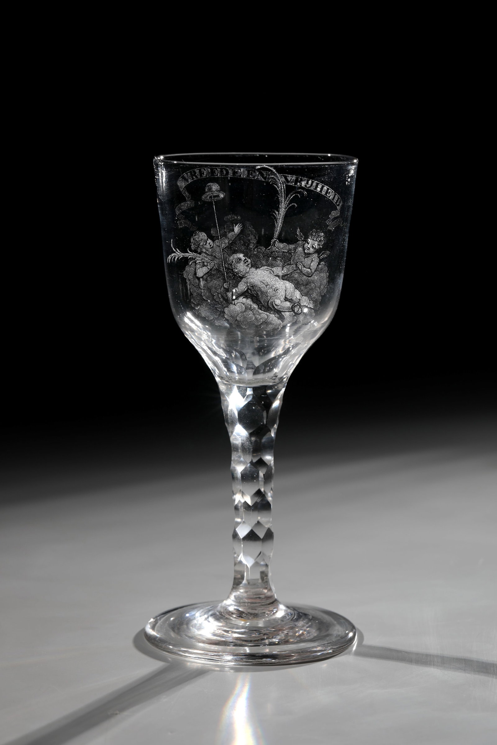 Cup with motto and allegory of freedom and peace: Goblet with motto and allegory of freedom and peace glass England, décor Netherlands around 1770 Colourless glass. Disc base with tear-off. Honeycomb faceted shaft. Diamond-tipped decoration on the f