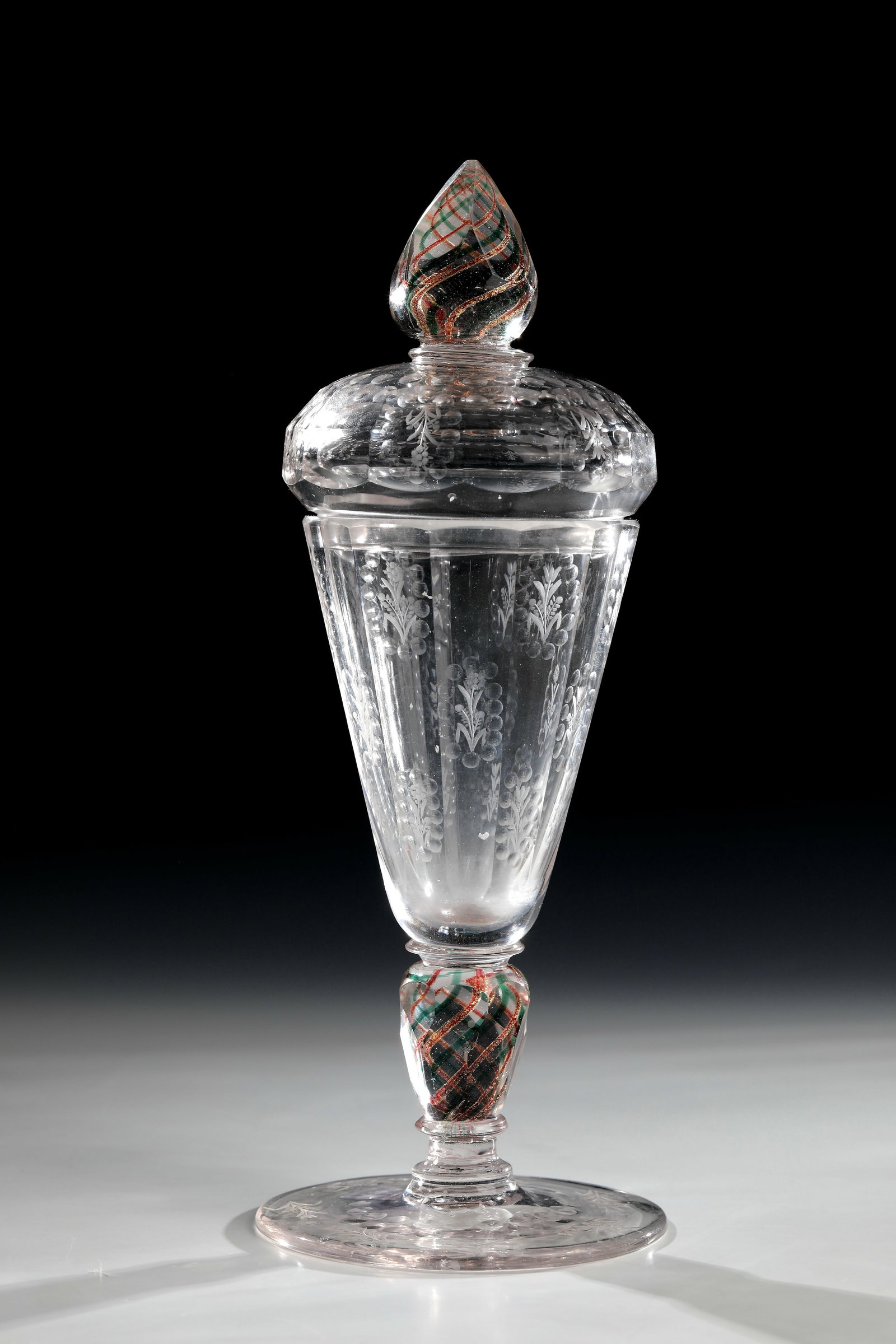 Lidded goblet with coloured threads: Lidded goblet with coloured threads Giant Mountains, attributed to Preußlersche Glashütte near Schreiberhau, around 1710 Colourless glass with tear-off. Disc base with finely cut floral decoration a