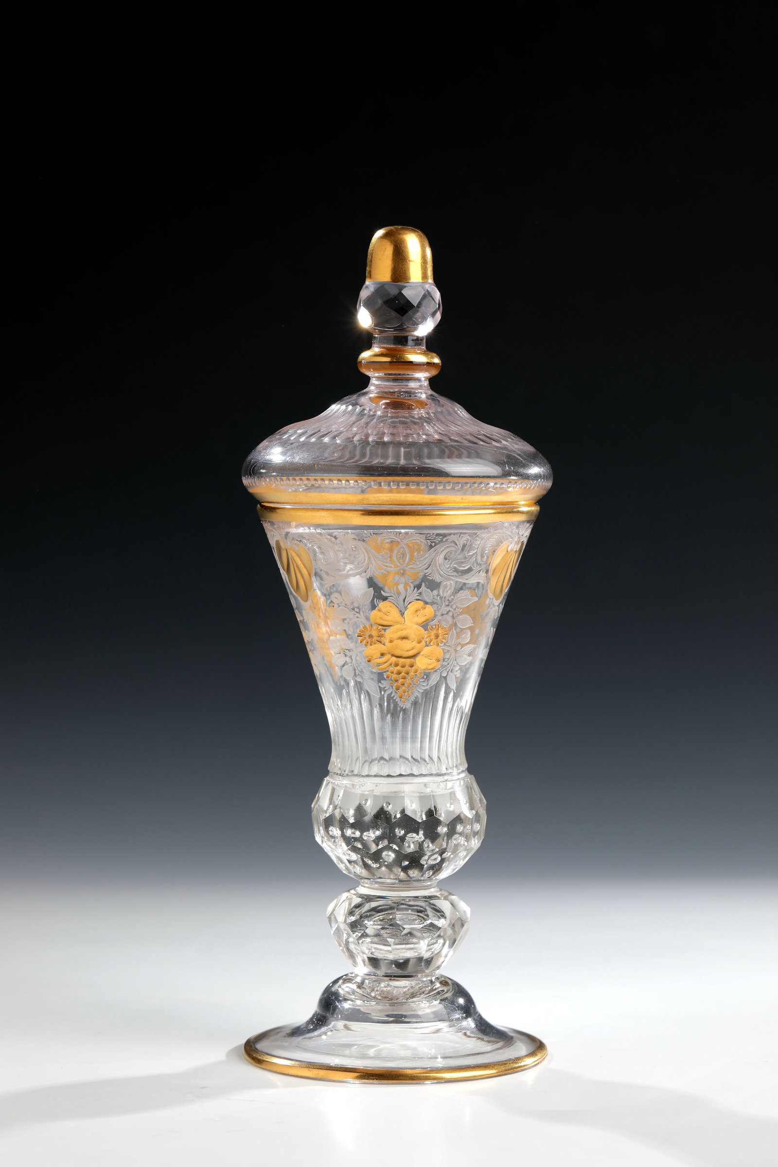 Lidded cup: Lidded goblet of the Emde glassworks, c. 1740 Colourless glass with tear-off. Slightly rising disc base with gilded edge. Pressed, faceted shaft with pierced air bladder. Attachment of the bell-shaped
