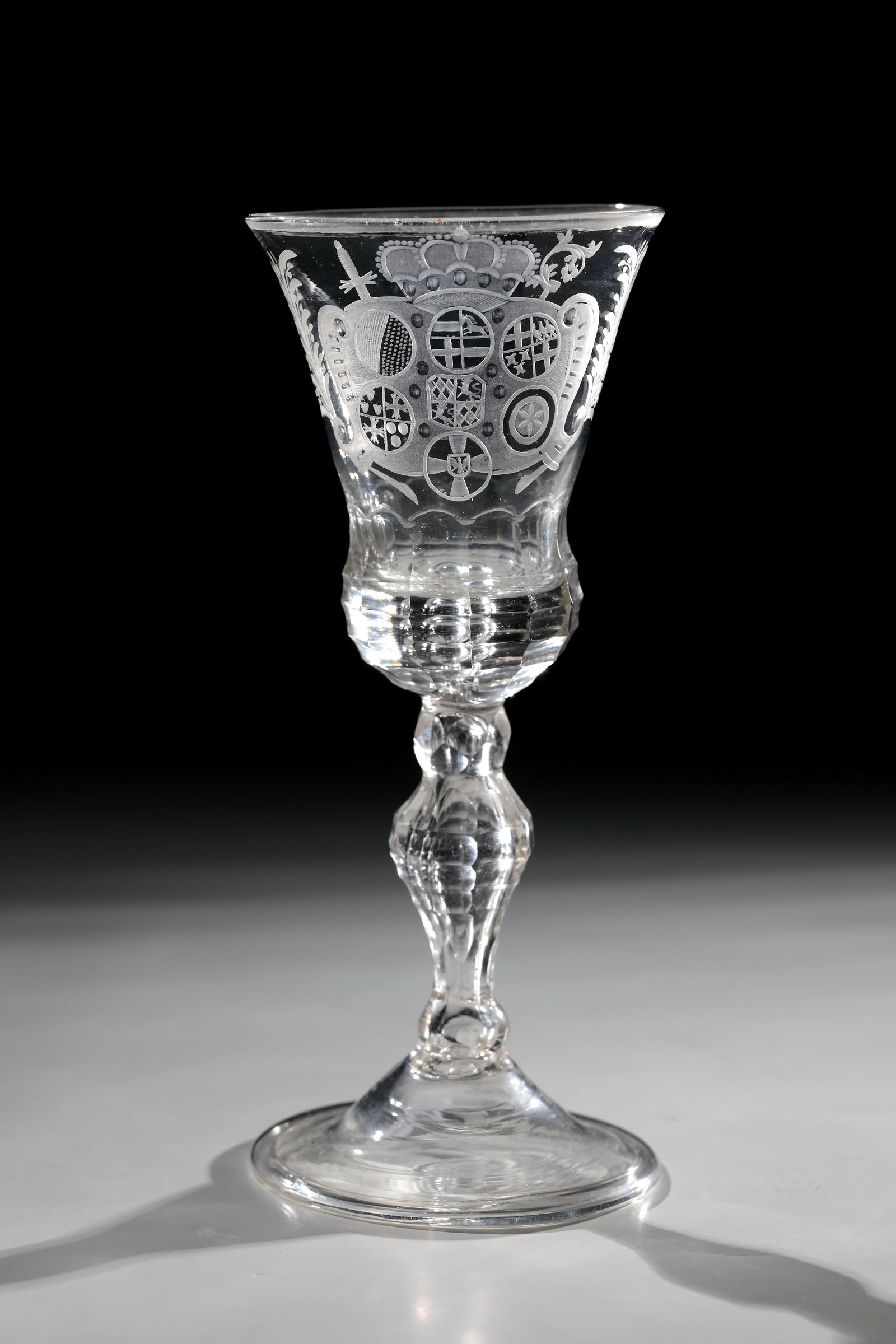 Goblet with coat of arms cartouche: Goblet with coat of arms cartouche Glücksburger Hütte, M. 18th century Colourless glass with demolition. Rising disc base with folded edge downwards. Hollow baluster shaft and base of the bell-shape