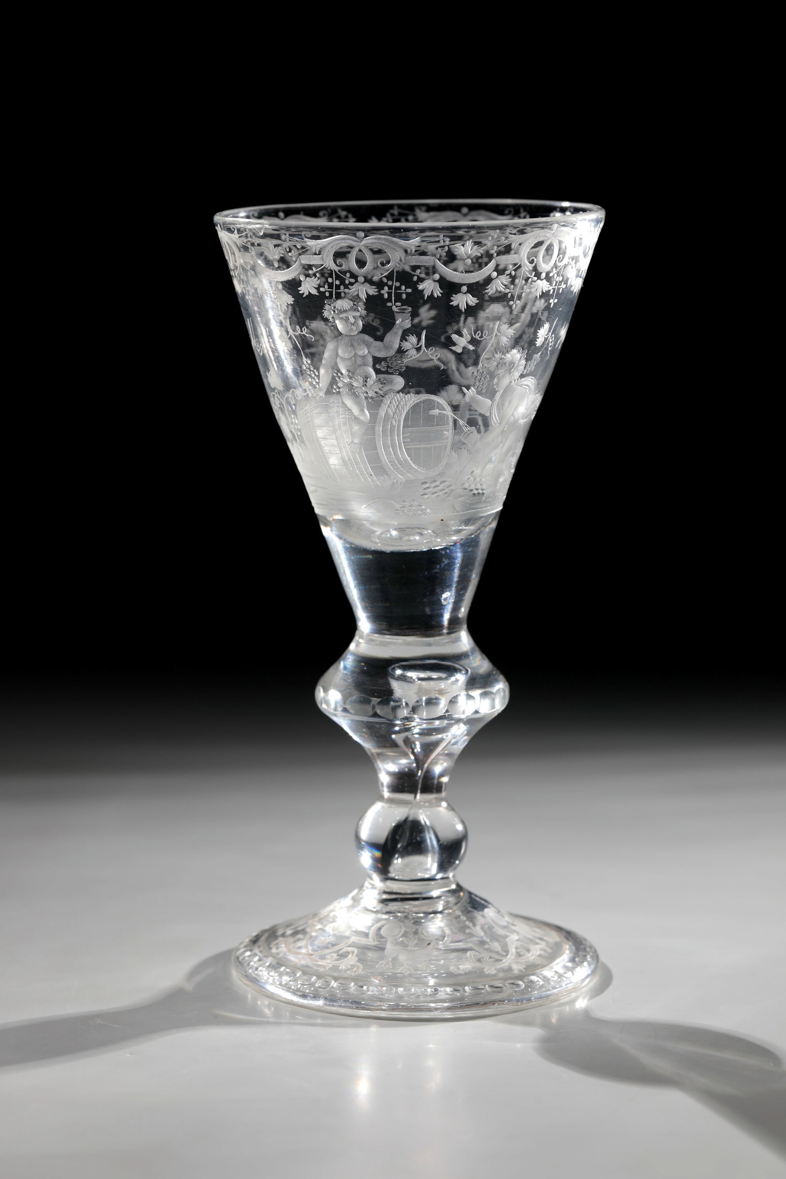 Cup with Bacchantes: Goblet with Bacchantes Thuringia, Andreas Friedrich Sang, c. 1720/30 Colourless glass with tear-off. On the upper side of the slightly ascending foot with the edge turned downwards, foliage and