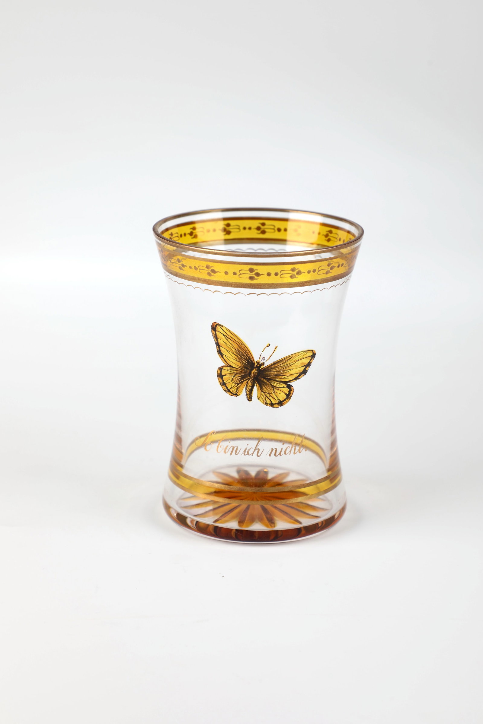 Mug with butterfly: Beaker with butterfly Anton Kothgasser, Vienna around 1820 Colourless glass with a base decorated with a yellow-stained notched star. On the waisted wall there is a frontal depiction of a butterfly, e