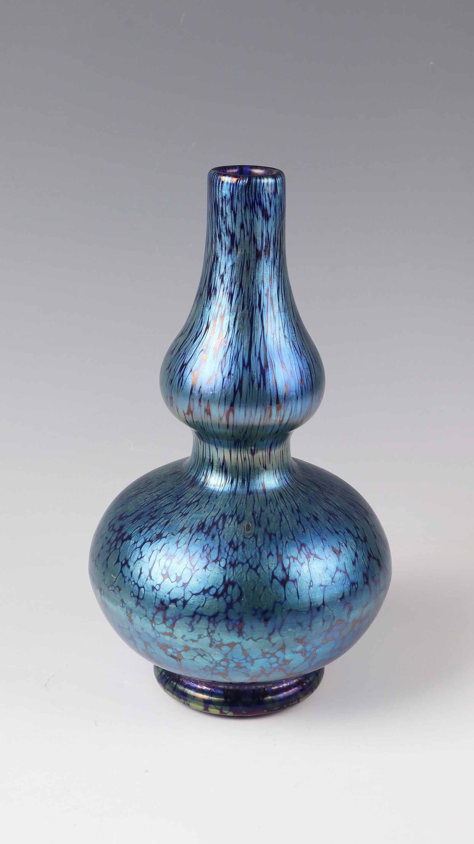 Vase ''Cobalt Papillon'': Vase ''Cobalt Papillon'' Loetz Wwe., Klostermühle, c. 1900 Cobalt blue glass with dense crumb melting in silver yellow. Double baluster-shaped wall. Minimal, production-related defect in the décor.