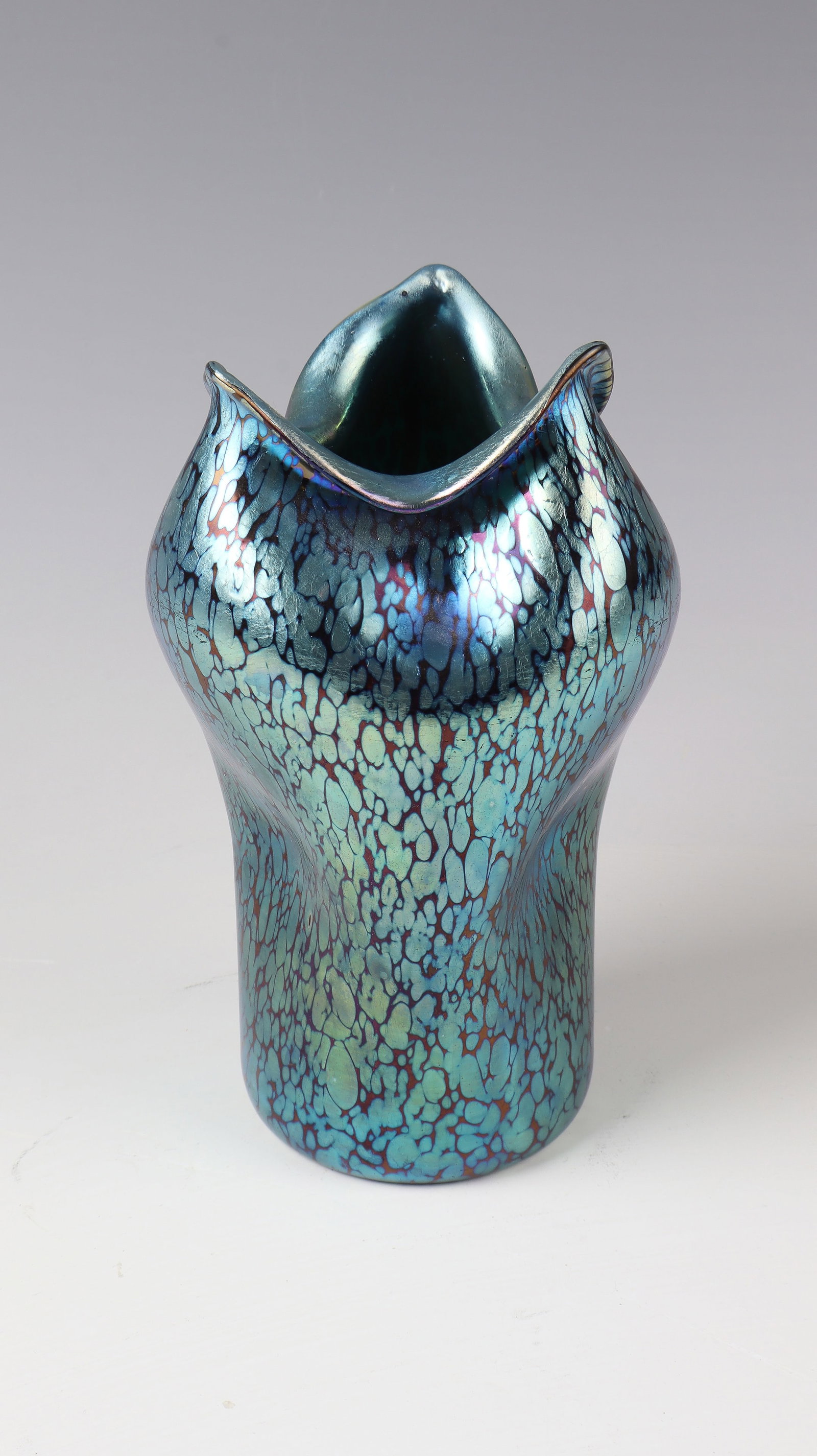Vase ''Cobalt Papillon'': Vase ''Cobalt Papillon'' Loetz Wwe., Klostermühle, c. 1898 Cobalt blue glass with dense crumb melting in silver yellow. Three-pass muzzle rim. Wall pressed six times. Iridescent. H. 18.5 cm. Lit.: