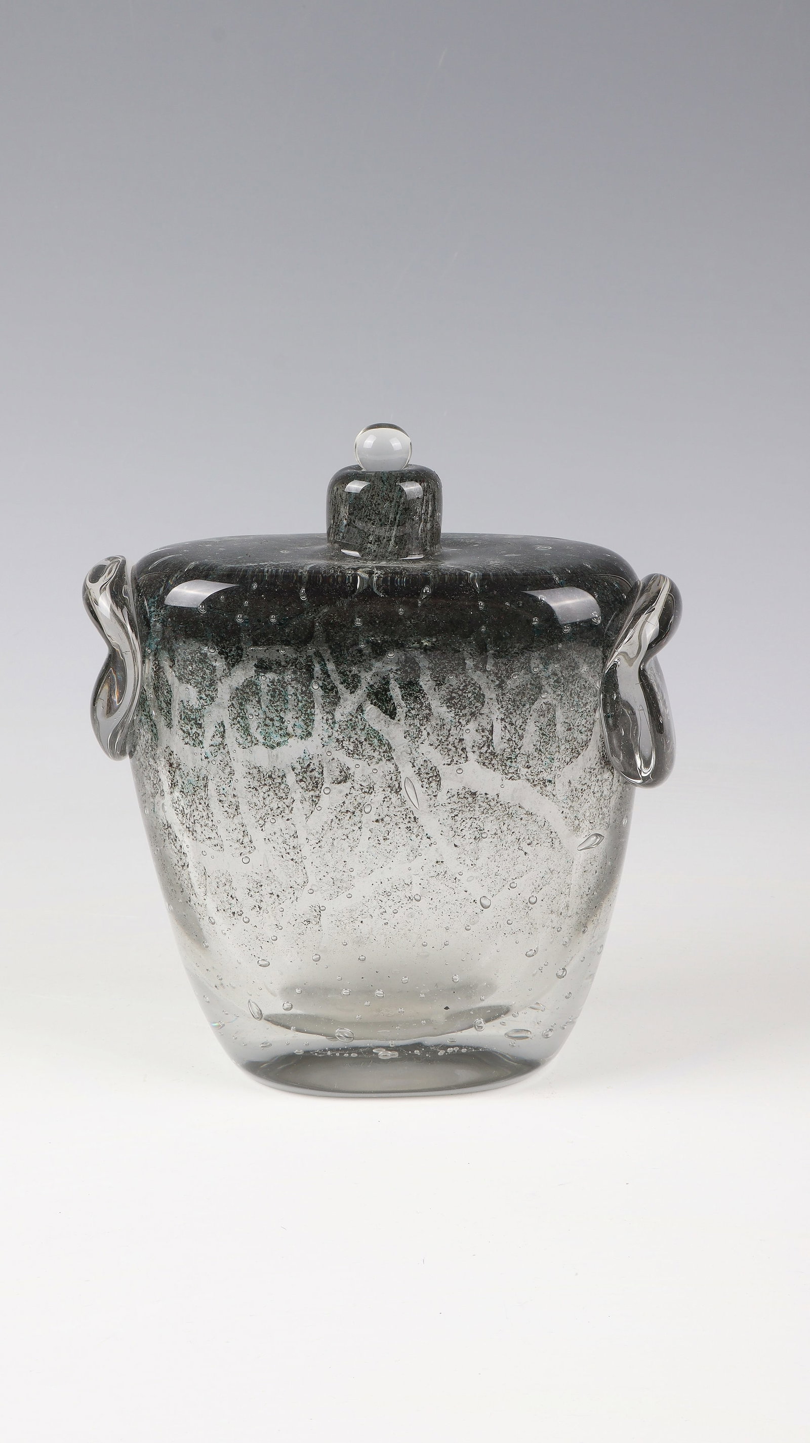 Bottle: Bottle Henri Navarre, 1928/1930 Colourless, thick-walled glass with applied handles and powder melting in black-green. Inscribed on the underside of the bottom: H. NAVARRE. H. 18.5 cm (with stopper).