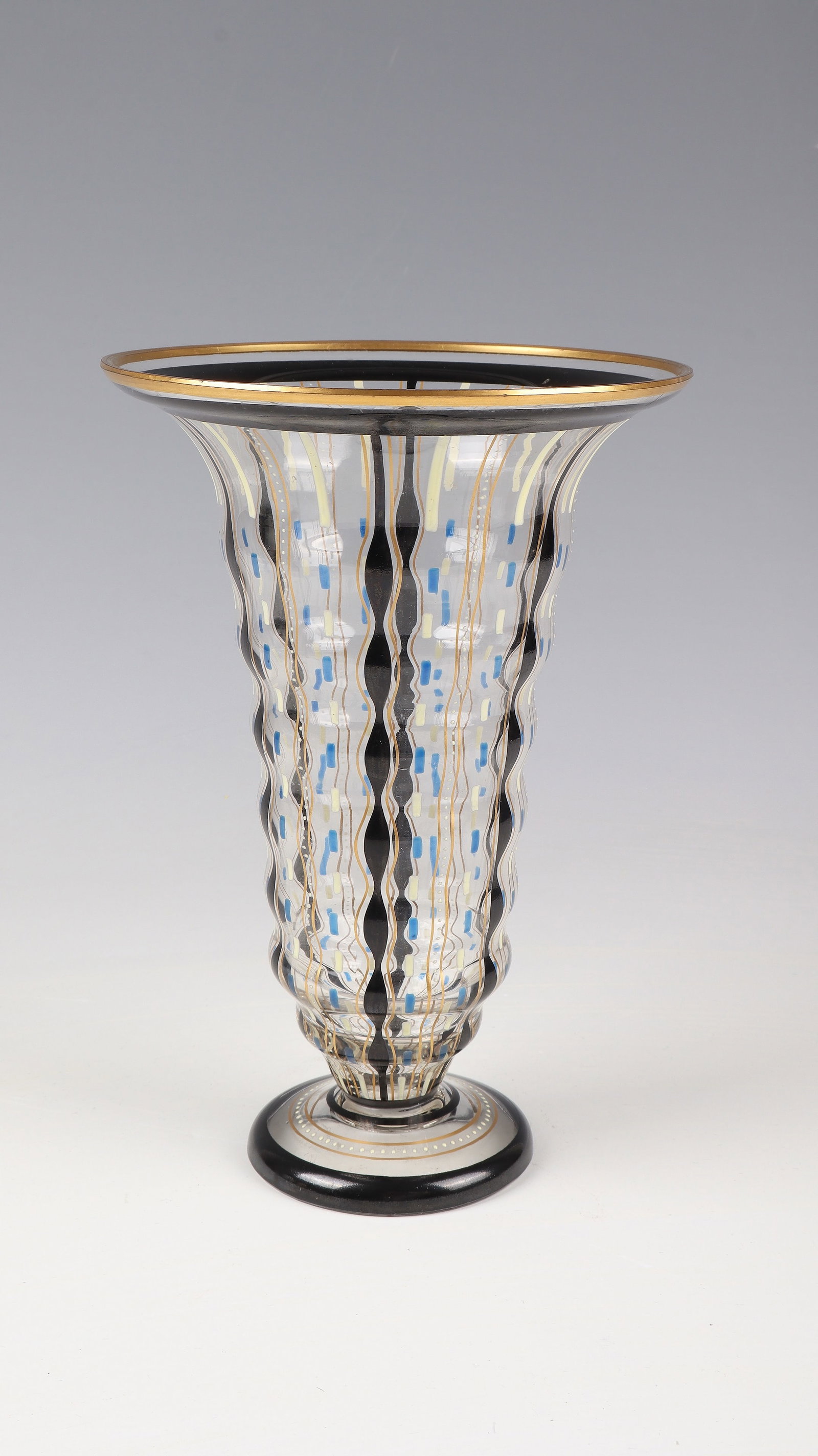 Vase ''Lucca'': Vase ''Lucca'' M. Ehring (design), Fritz Heckert (execution), Petersdorf, c. 1915 Colourless glass with black solder, colourful opaque enamel and gold decoration. Round disc base, slender ascending, u