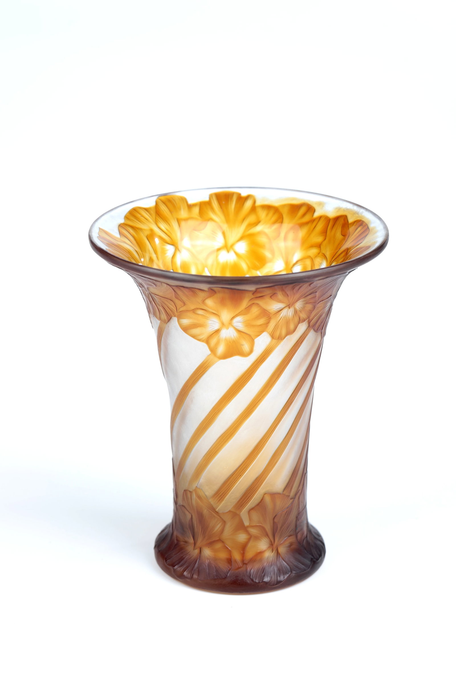 Rare vase with pansies: Rare vase with pansies Gunnar Gunarsson Wennerberg (design), Kosta, c. 1900 Colourless glass with orange-brown overlay. Etched decoration in relief in a circumferential motif repetition: frieze with p