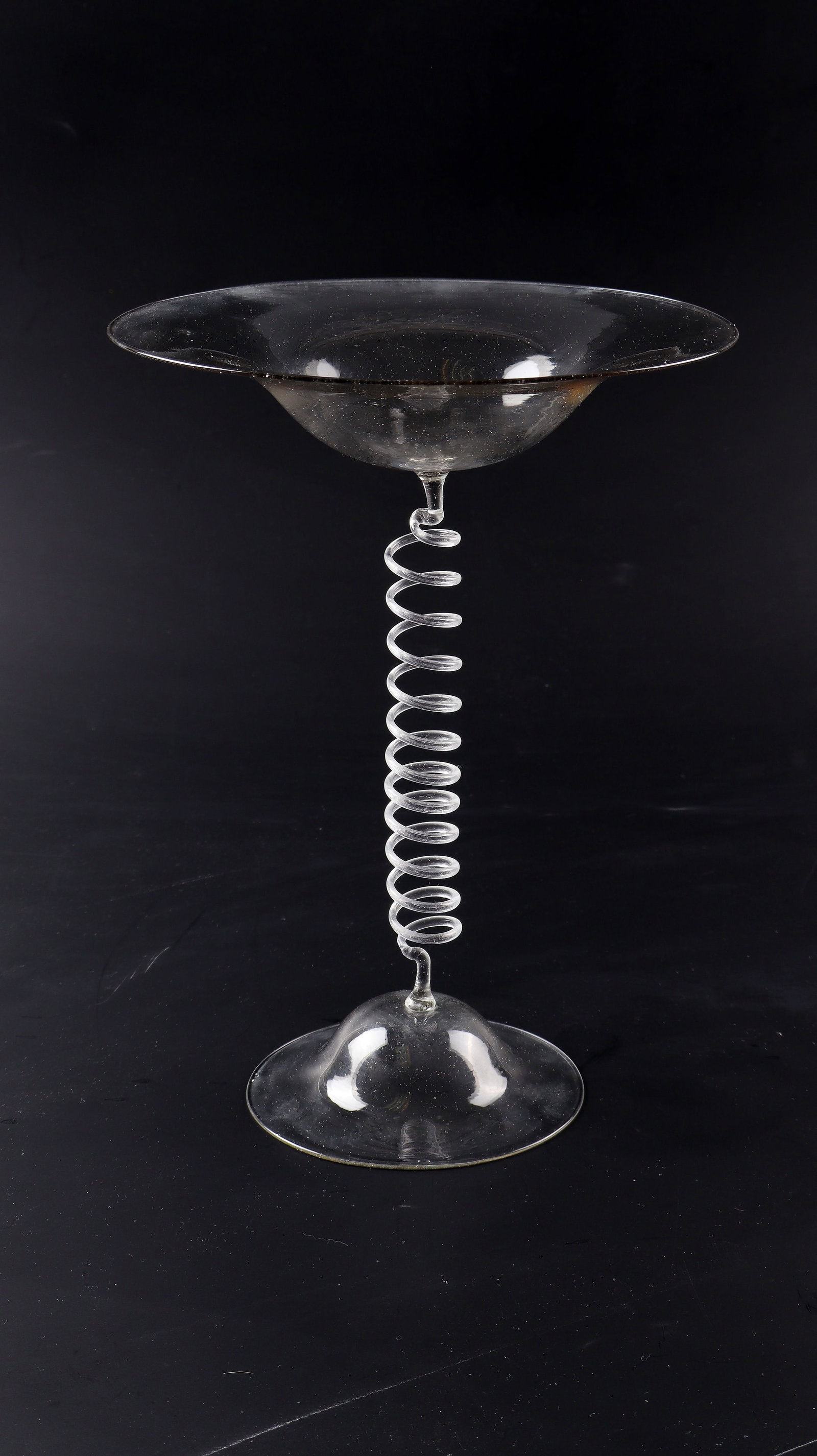 Rare spiral glass: Rare Spiral Glass Giuseppe Barovier for Artisti Barovier, Murano, 1895 Colorless glass. The attached shaft in the shape of a spiral. With original transport box. H. 23 cm. Lit.: Attilia Dorigato, Mura