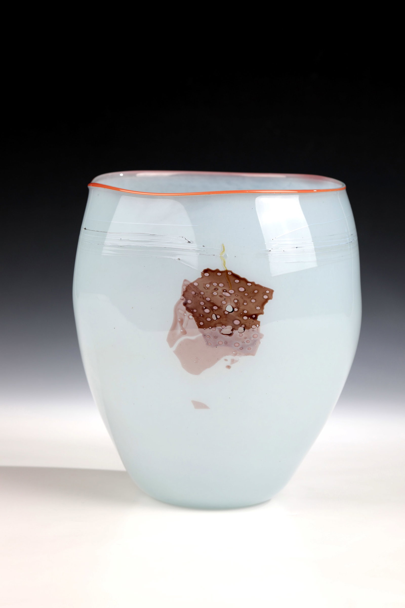 ''Pilchuck Basket'': ''Pilchuck Basket'' Dale Chihuly, 1982 Colourless glass with white powder melting and decoration of brown-red melting. Below the muzzle edge, thin glass thread in colourless in several rows. Muzzle ri