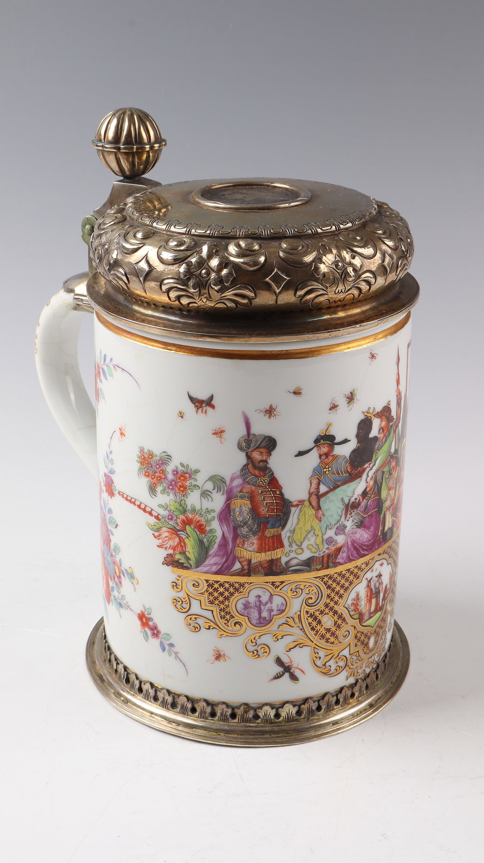 Important lidded jug: Important lidded jug Meissen around 1750, painter Johann Gregorius Höroldt porcelain with coloured glaze decoration and gilding. On the cylindrical corpus, the front of the chinoiserie scene is extre