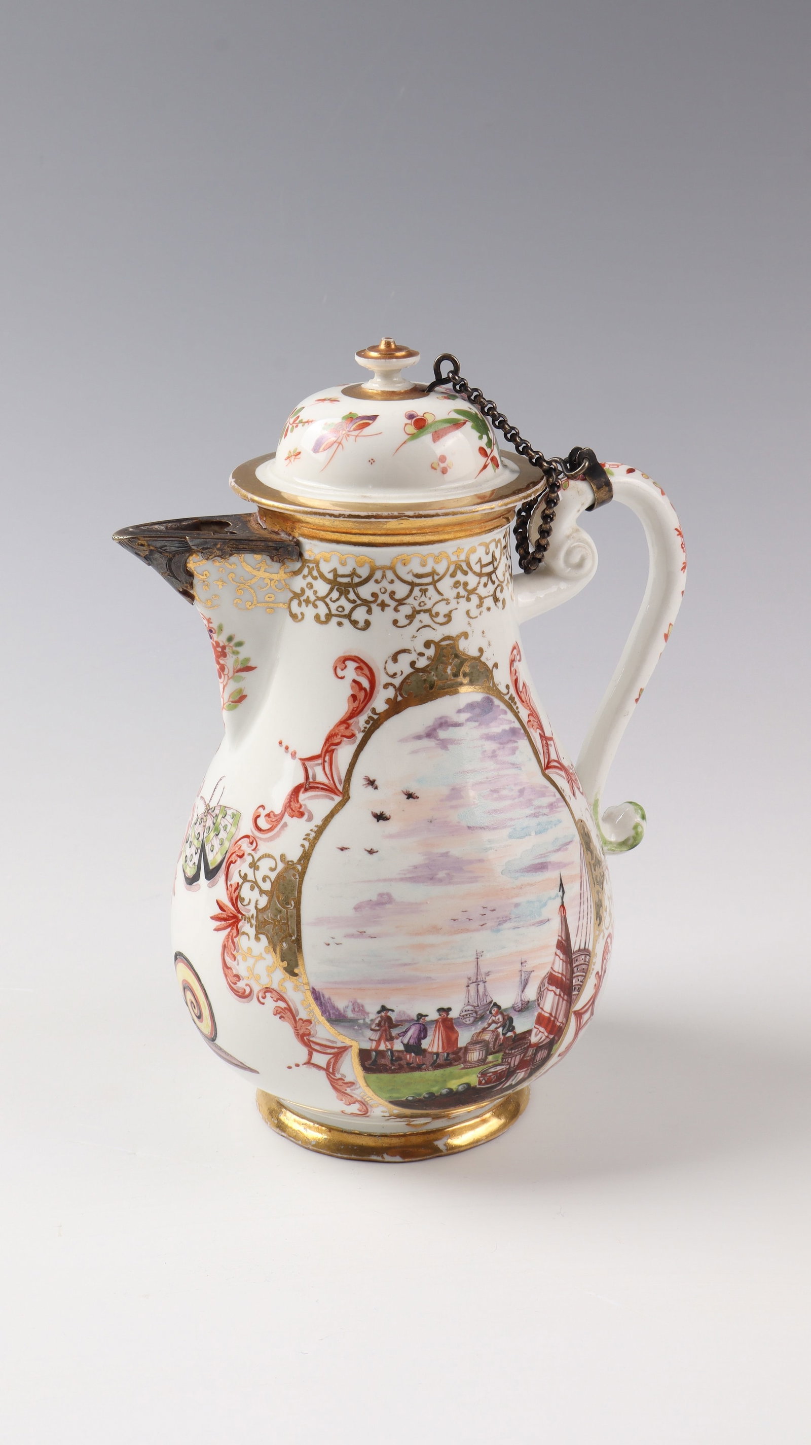 Important coffee pot: Important coffee pot Meissen around 1725 Pear-shaped body on a standing ring, volute handle, domed lid with disc crowning. On the front sides very finely painted miniatures with merchants and ships, m