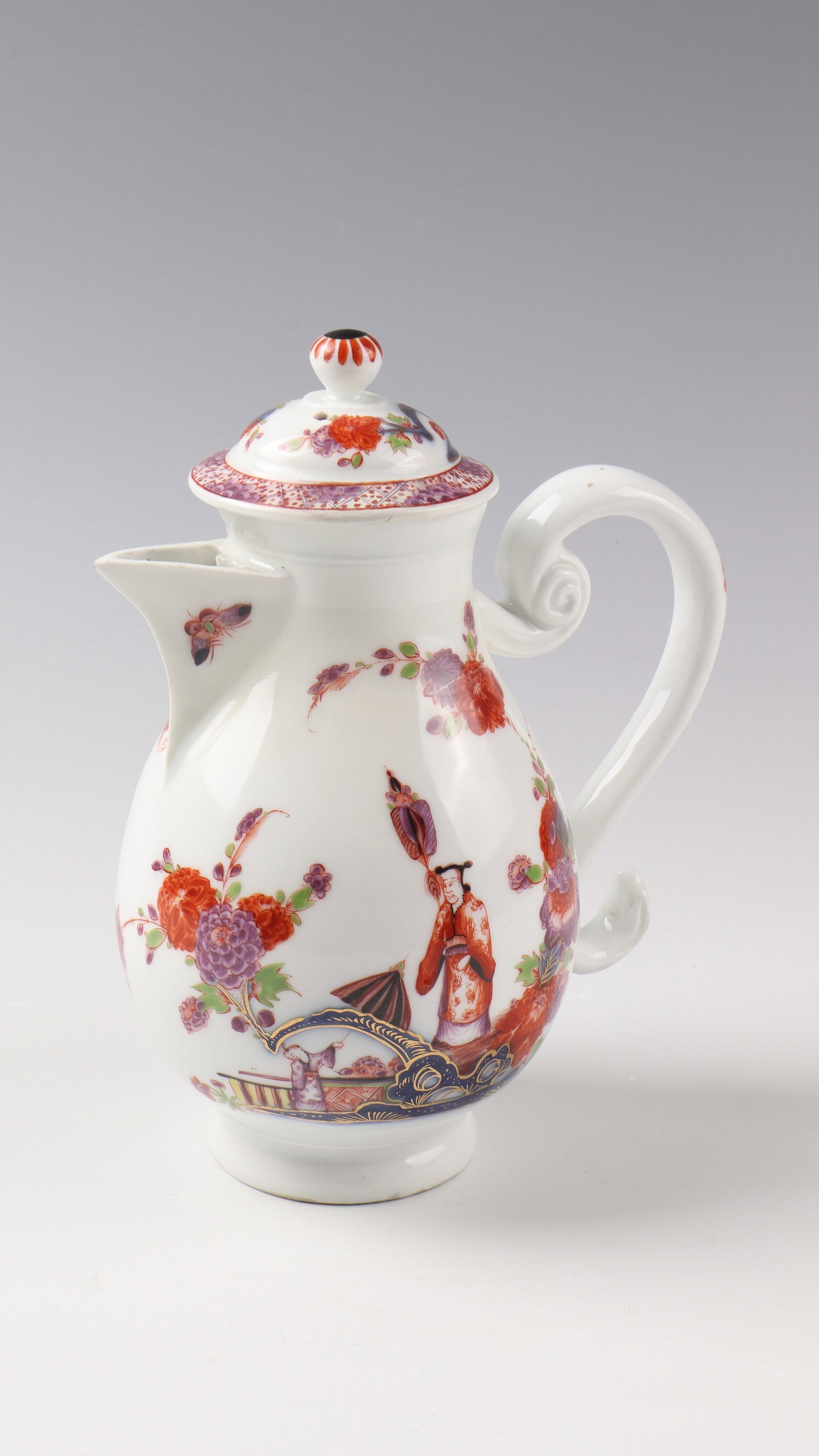 Rare Teapot: Rare teapot Meissen around 1730, painter Johann Ehrenfried Stadler ( Master of the Fan Chinese ) porcelain with polychrome decoration: frontal scenic chinoiserie depiction of festively dressed Chinese