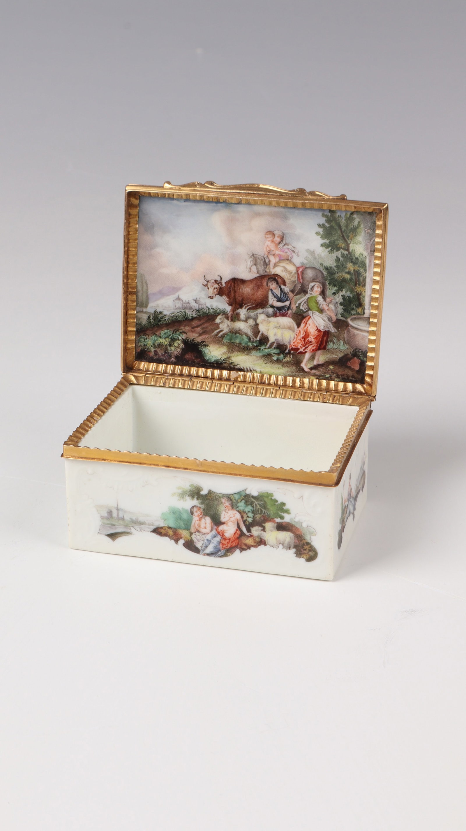 Tabatière: Tabatière Meissen, c. 1755 Rectangular, with lid that can be opened upwards, connected by gilded mount. Outer surfaces and inner lid very finely painted with shepherd scenes in landscape. Porcelain,