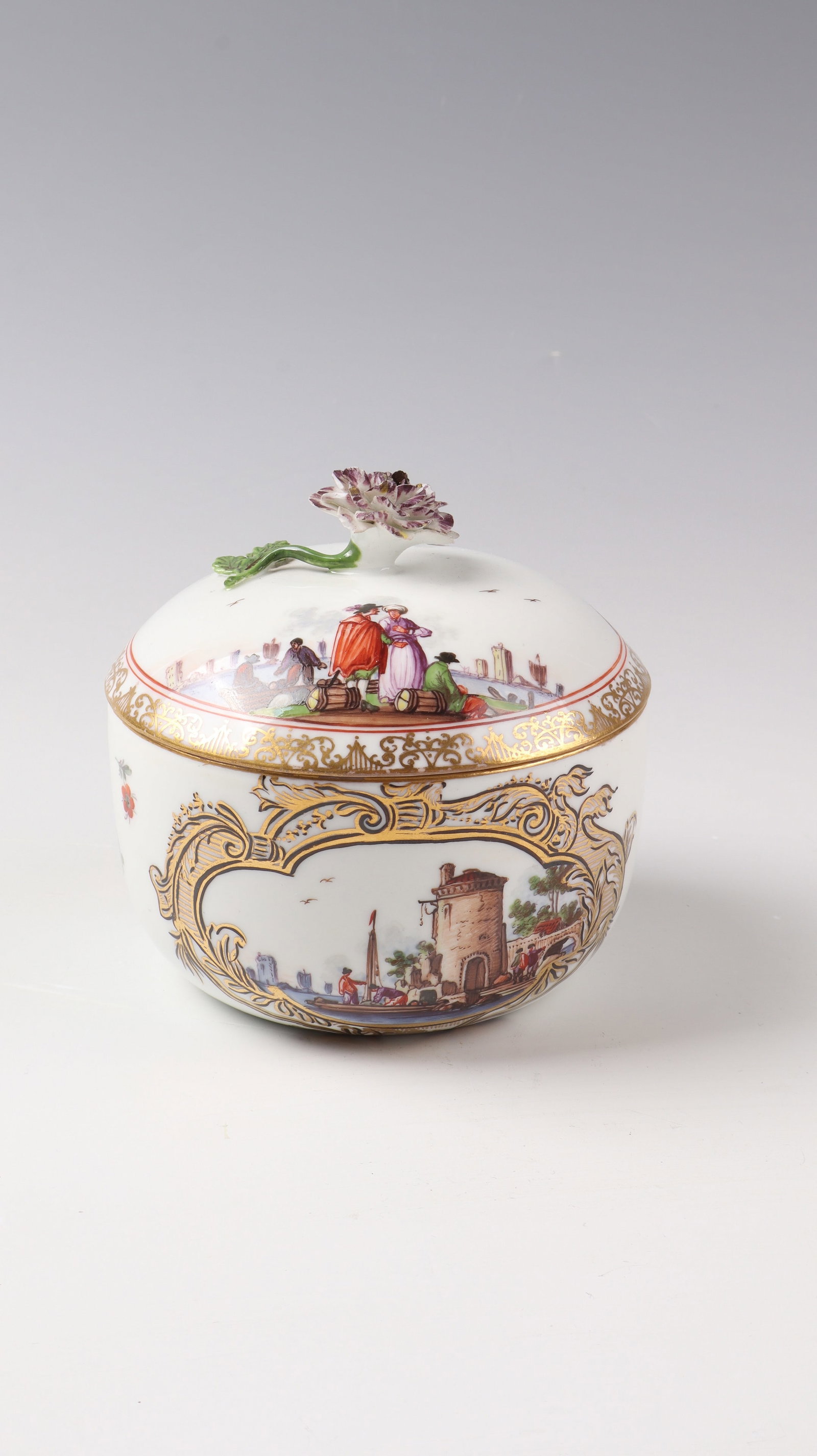 Lidded jar: Lidded box Meissen c. 1740 porcelain, polychrome painted, glazed, with gold staffage. On the wall and on the lid on the front and back a painted shopping scene. As a lid knob a fully three-dimensional