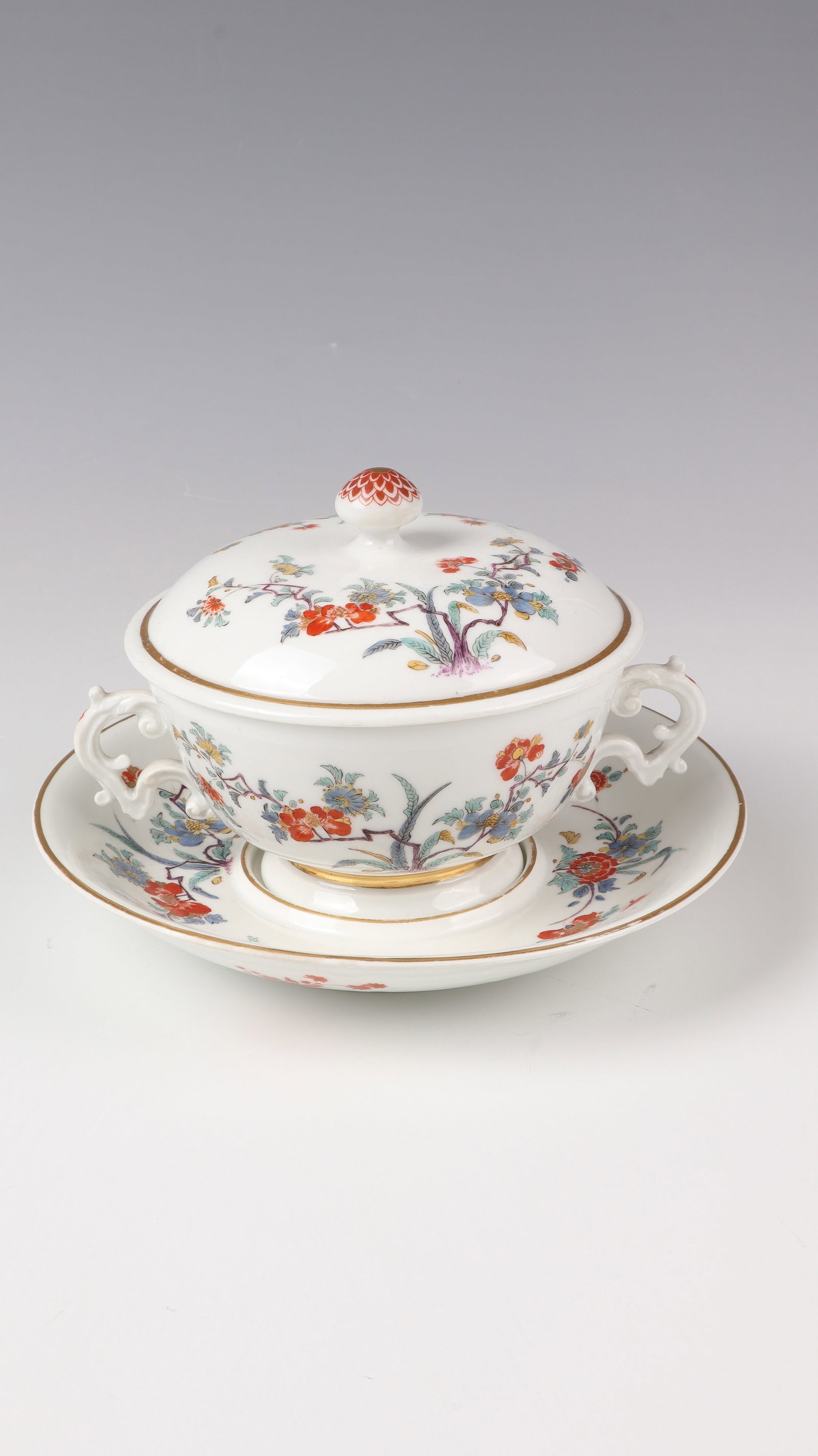 Small lidded tureen with presentoir: Small lidded tureen with presentoir Meissen around 1730 porcelain with decoration based on the Chinese model in fine magnifying glass painting. Polychrome, floral décor with iron red and gold. Blue s