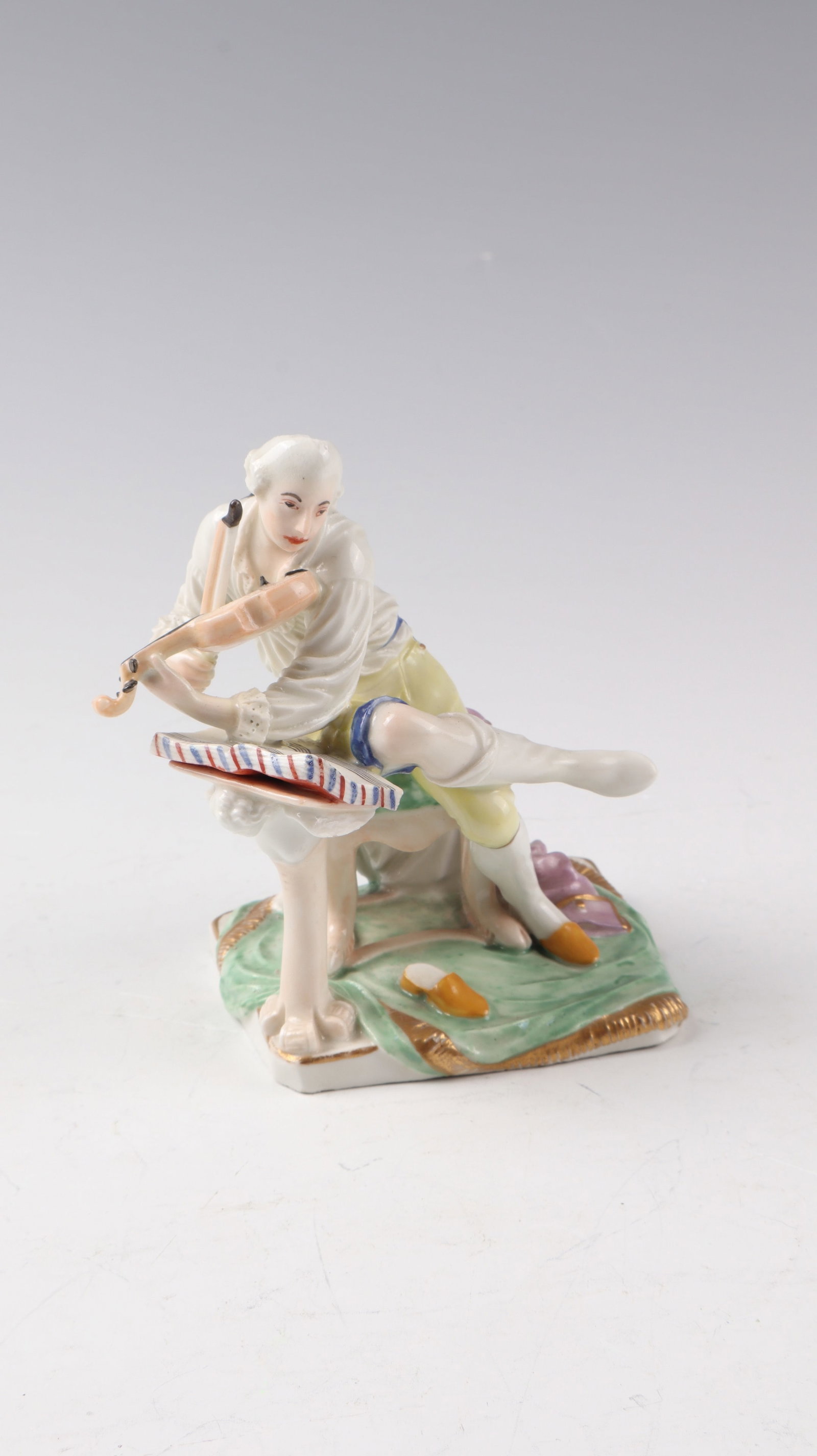 Violin player from the series of small musical solos: Violin player from the series of small musical solos Ludwigsburg around 1765, after a model of Joseph Nees porcelain, painted polychrome. Restored on foot and violin. Underglaze blue manufactory mark,
