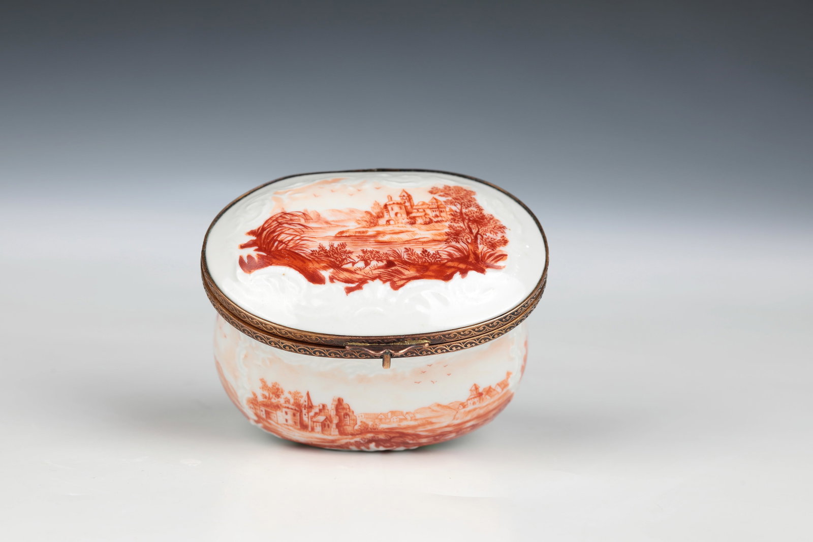 Porcelain tobacco: Fürstenberg porcelain tobacconists, painted by Johann Heinrich Eisenträger (attributed), c. 1760 On the cross-sectional oval wall retracted below the rim and on the slightly curved lid six