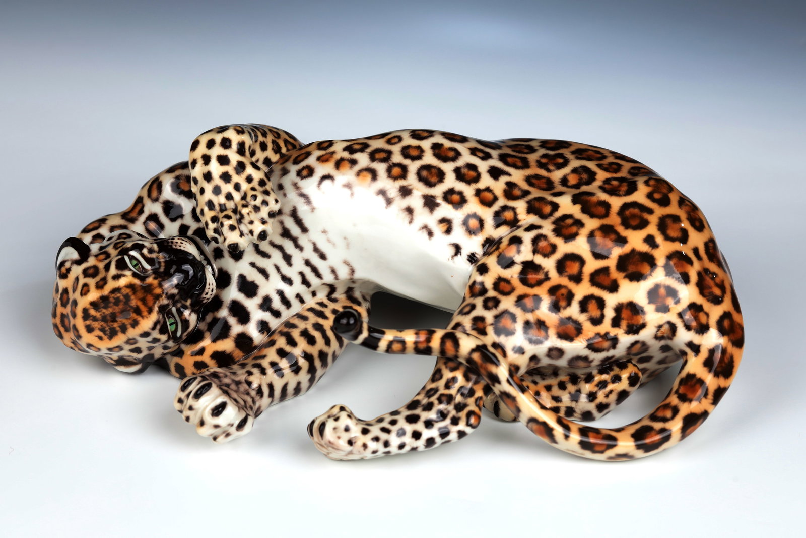 Panther: Panther Hans Behrens (design from 1904), executed by Nymphenburg porcelain manufactory Panther made of porcelain in a rolling posture, naturalistically painted. Recessed on the underside, BEHRENS