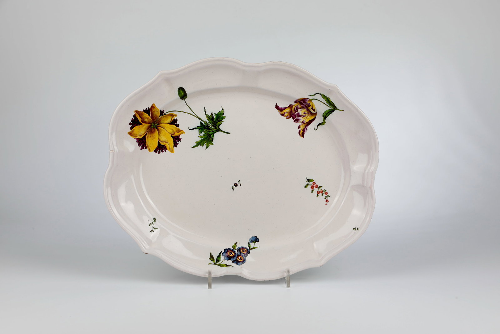 Important plate with muffle painting: Important plate with mouflon painting Künersberg, house painter's workshop Rupprecht in a stone arch, around 1770 white glazed faience from the Durlach manufactory. Transverse oval plate with