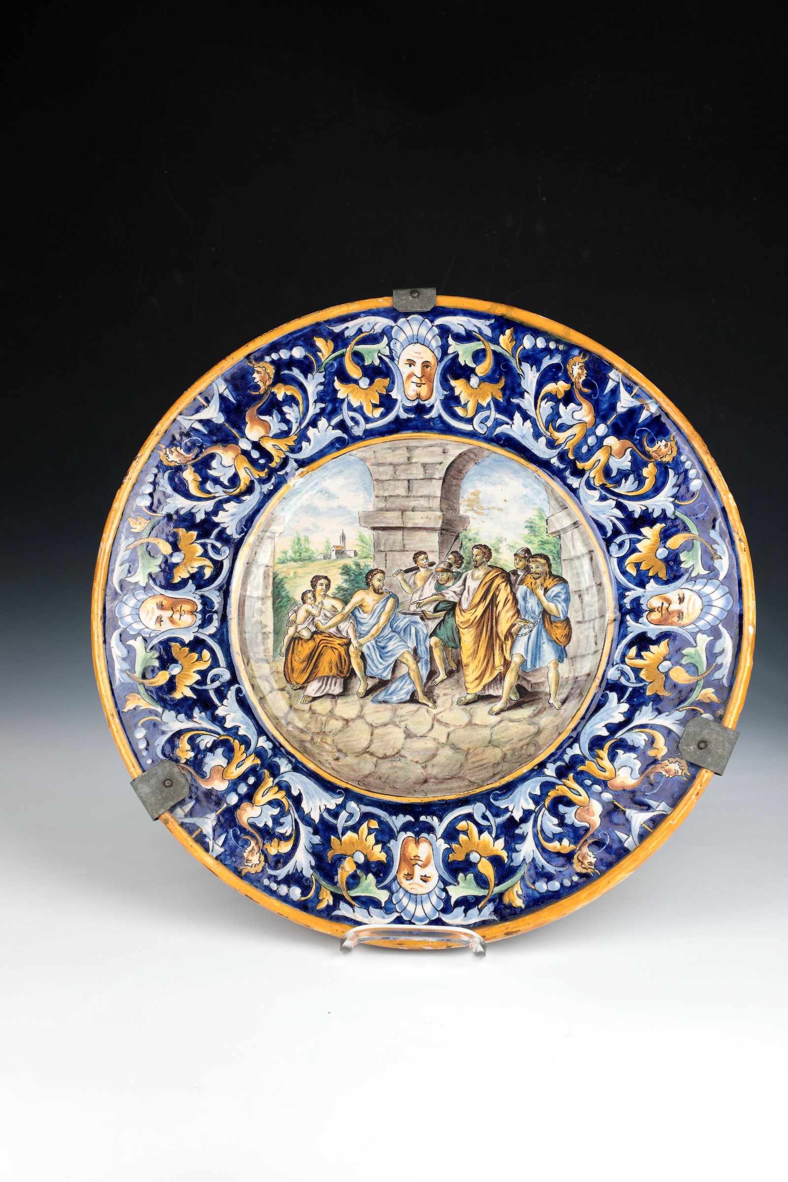 Magnificent slab: Magnificent plate Italy, signed ''G.B.'', 19th century Executed in the style of Italian majolica from the 16th/17th century. In the recessed mirror, polychrome under arcades, an antique-style scene wi