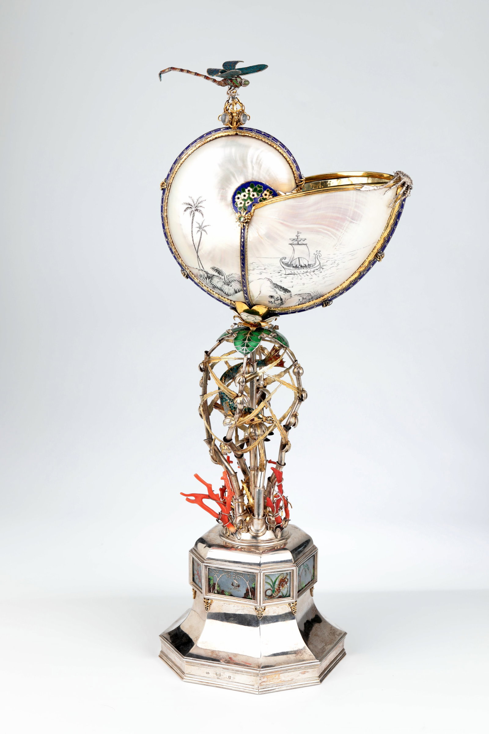 Museum Nautilus Cup: Museum Nautilus Cup Germany, probably Munich, after 1880 Square base made of silver in cross-section, the corners bevelled. On the broadsides, windows with partly exotic landscapes, on the narrow side
