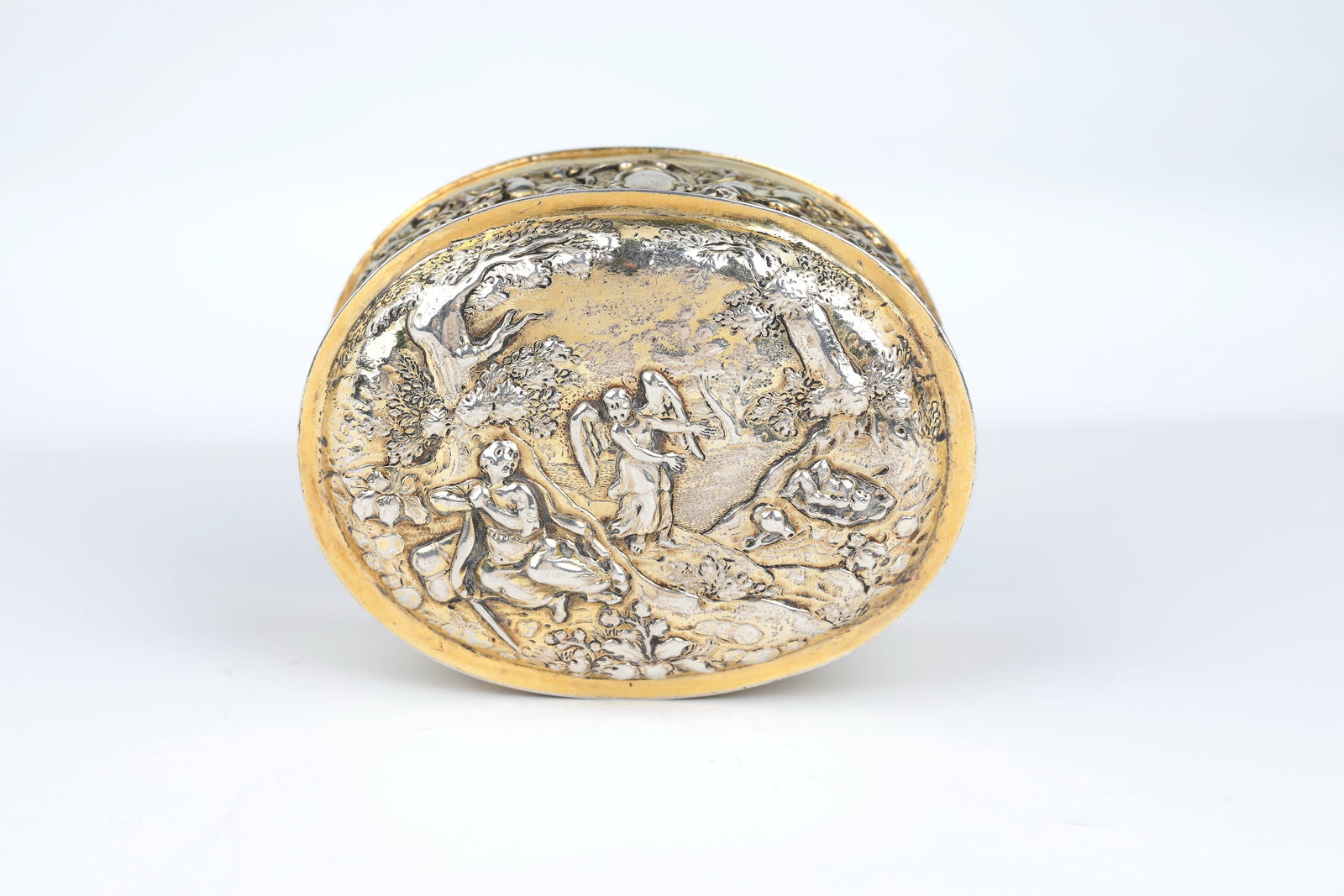 Museum Vermeil Lidded Box: Museum Vermeil lidded box Wesel, Master Arnoldus de Beyer, 1696/97 silver-gilt. Decoration embossed on the transverse oval wall: two cupids surrounded by acanthus leaves on the front and back, bearing