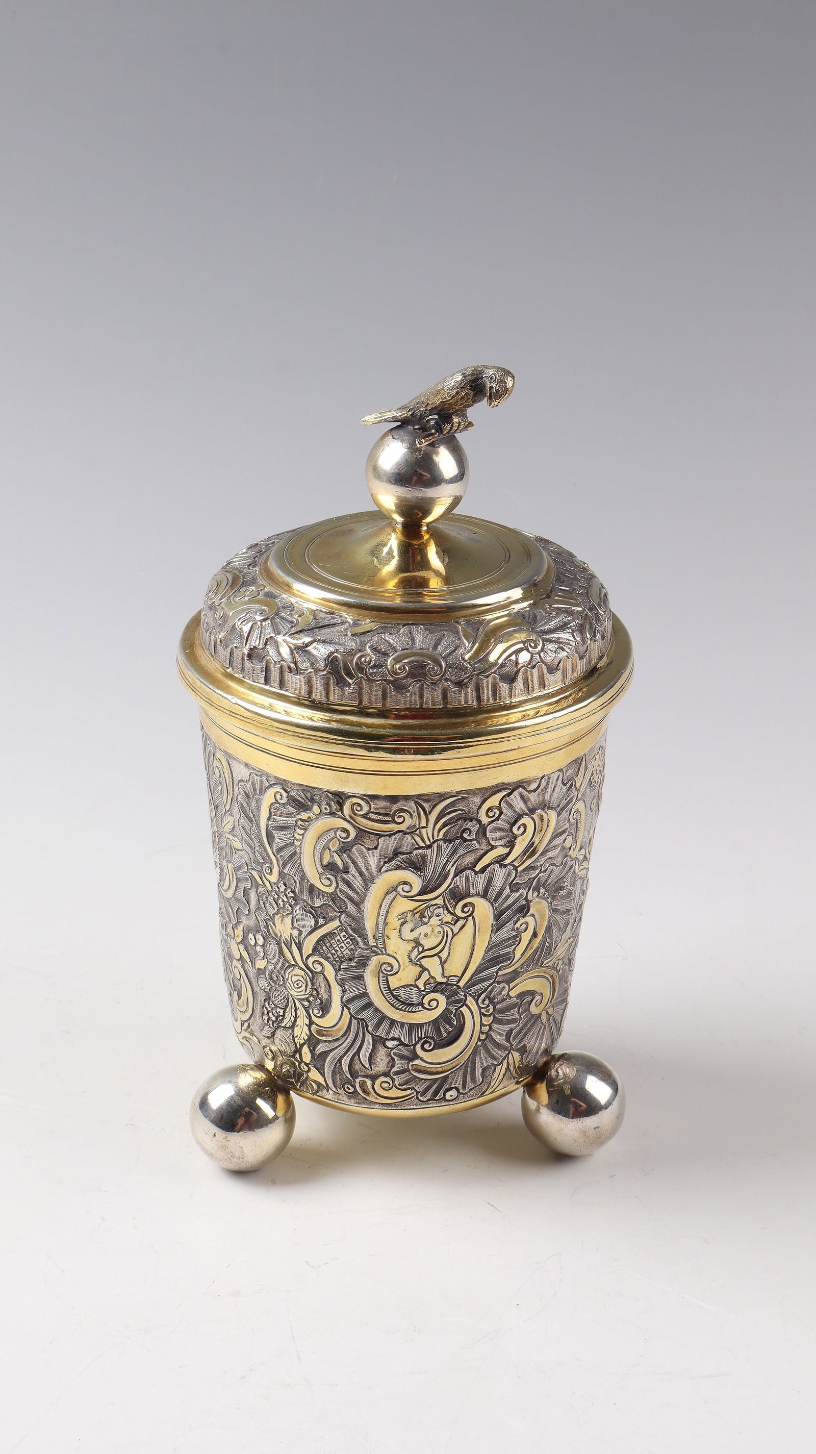 Important lidded cup made of silver: Important lidded cup made of silver, Hamburg, master Johann Daniel Maull, around 1760, partially gilded. Wall resting on three spherical feet, richly decorated with rocailles, shellwork, C-scrolls and
