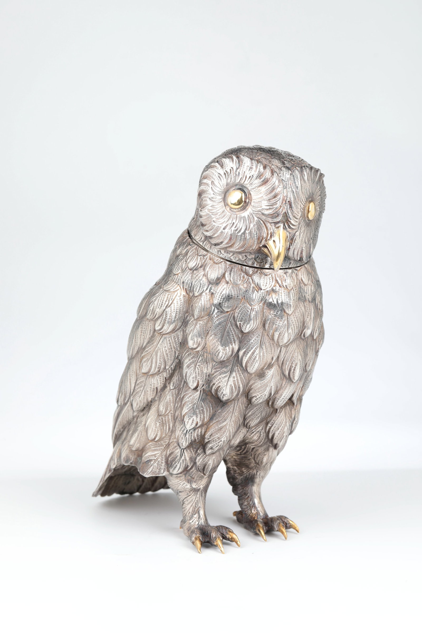 Silver hollow vessel in the shape of an owl: Hollow vessel made of silver in the shape of an owl Germany, after 1880 Fully sculpted, the head removable, the plumage engraved and hallmarked, the nails, eyes and beak gilded. Stamped on the undersi
