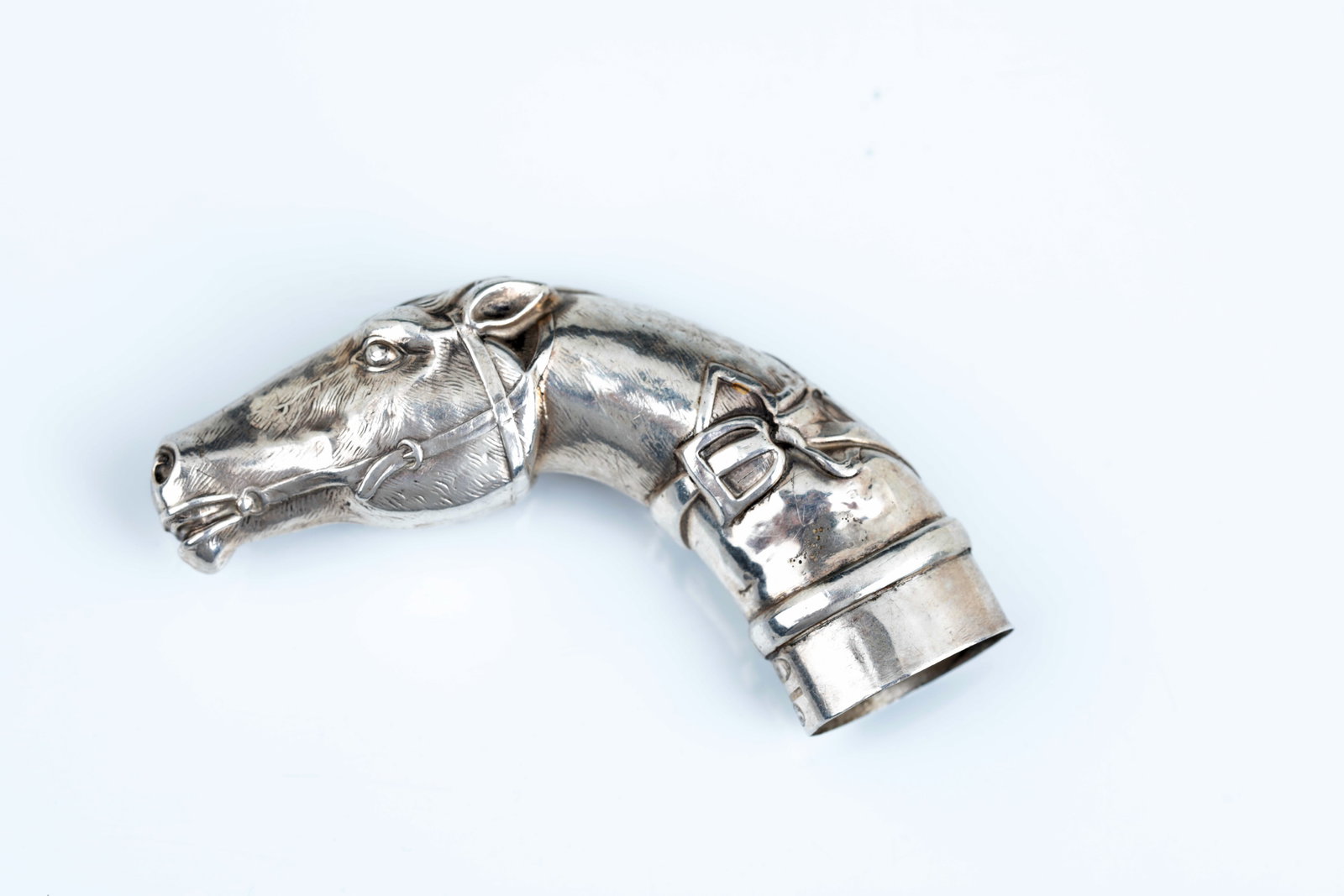 Silver pole handle: Stick handle made of silver Russia, St. Petersburg, Julius Rappoport, around 1908 silver. Handle attachment in the shape of a horse's head with bridle, finely engraved fur and plastic bridle. Hallmark
